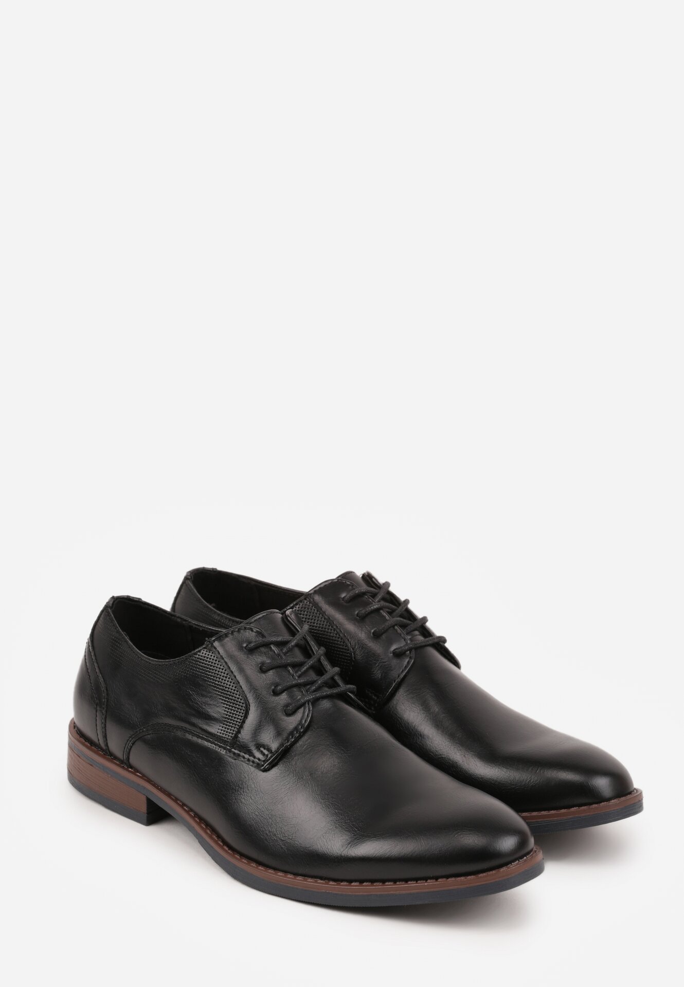 Czarne Eleganckie Półbuty ze Skórzaną Wkładką i Ozdobnymi Przeszyciami Iphaera