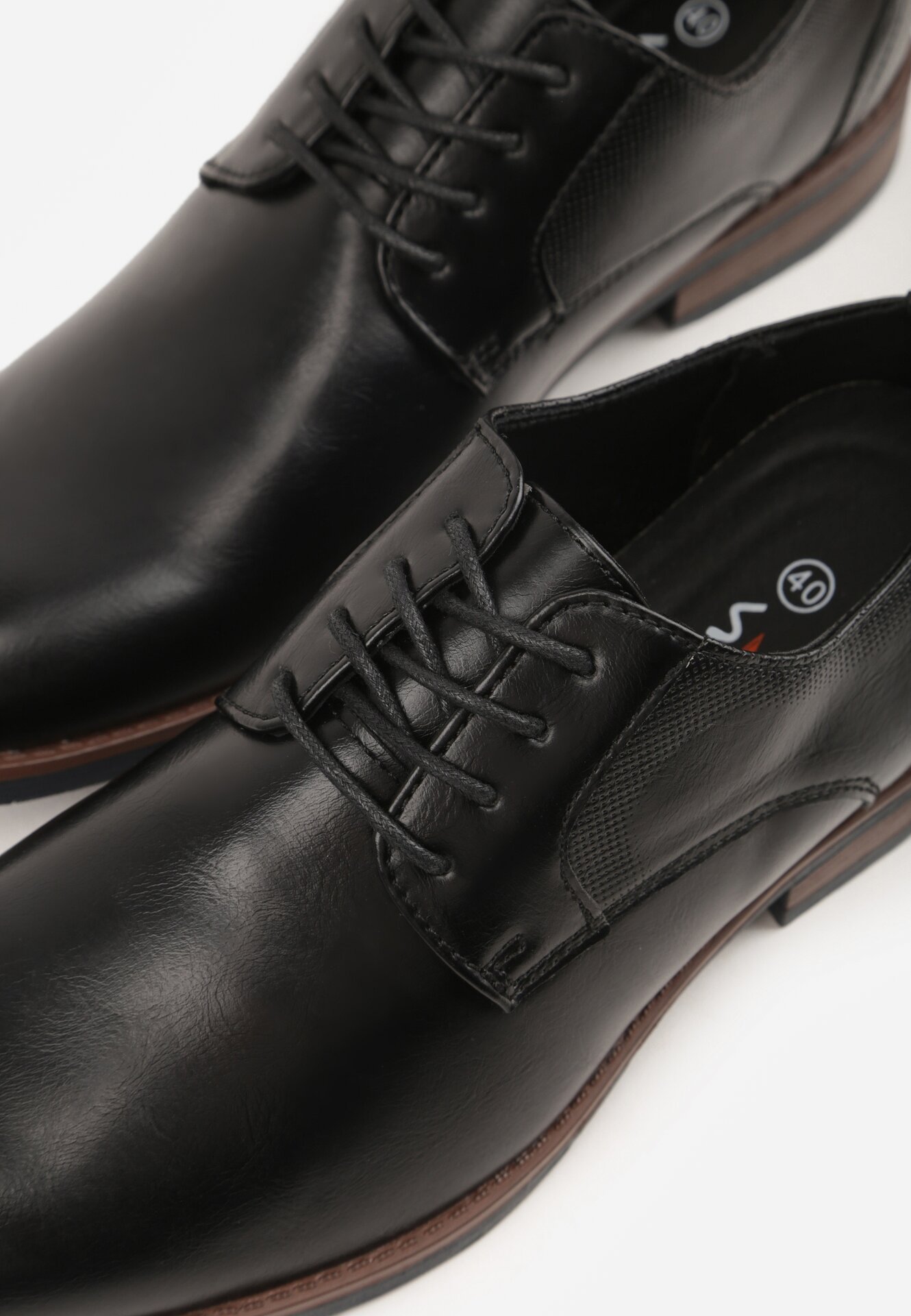 Czarne Eleganckie Półbuty ze Skórzaną Wkładką i Ozdobnymi Przeszyciami Iphaera