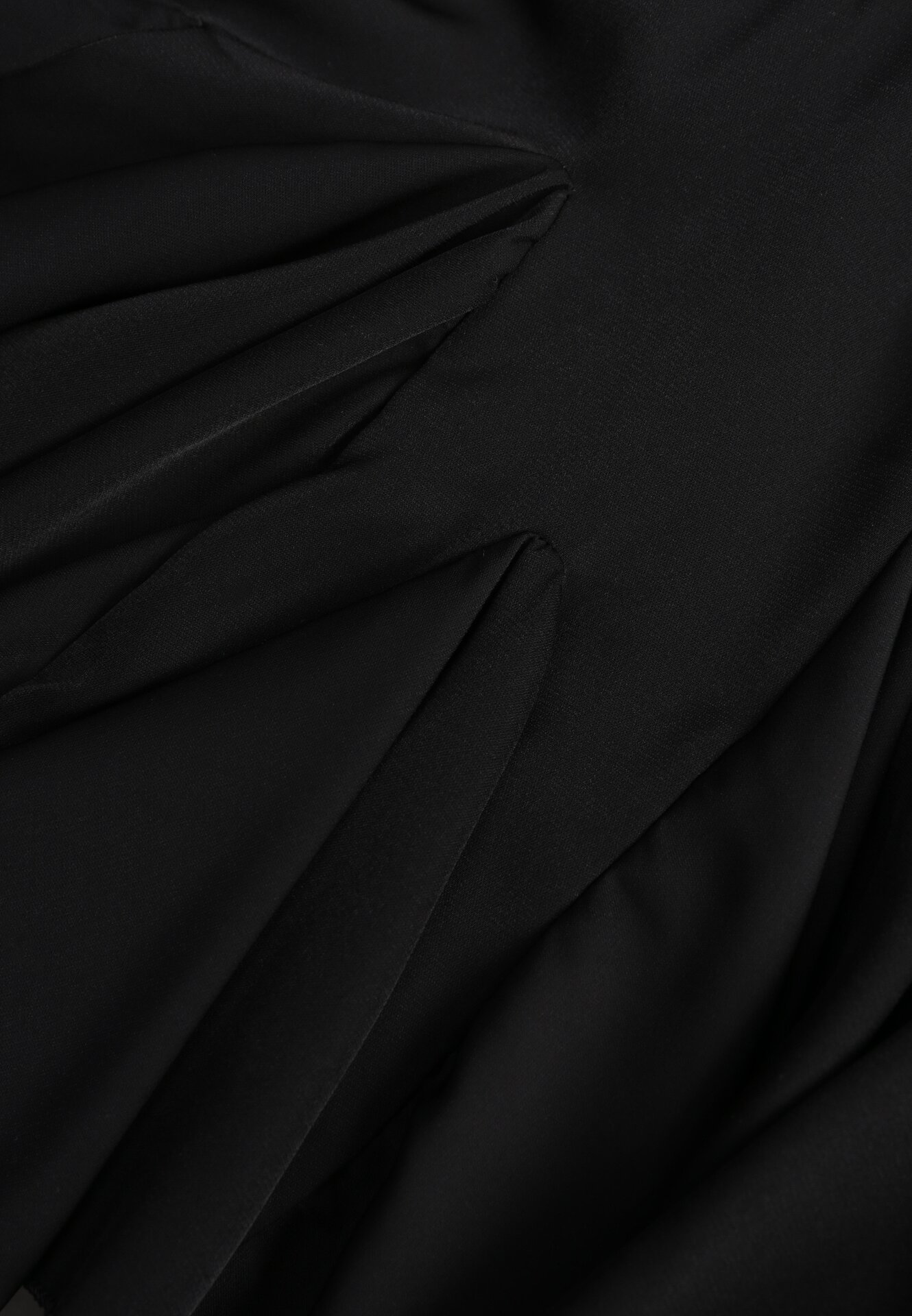 Czarna Rozkloszowana Sukienka z Wiskozą Zdobiona Falbanami i Wiązaniem Lerienatia