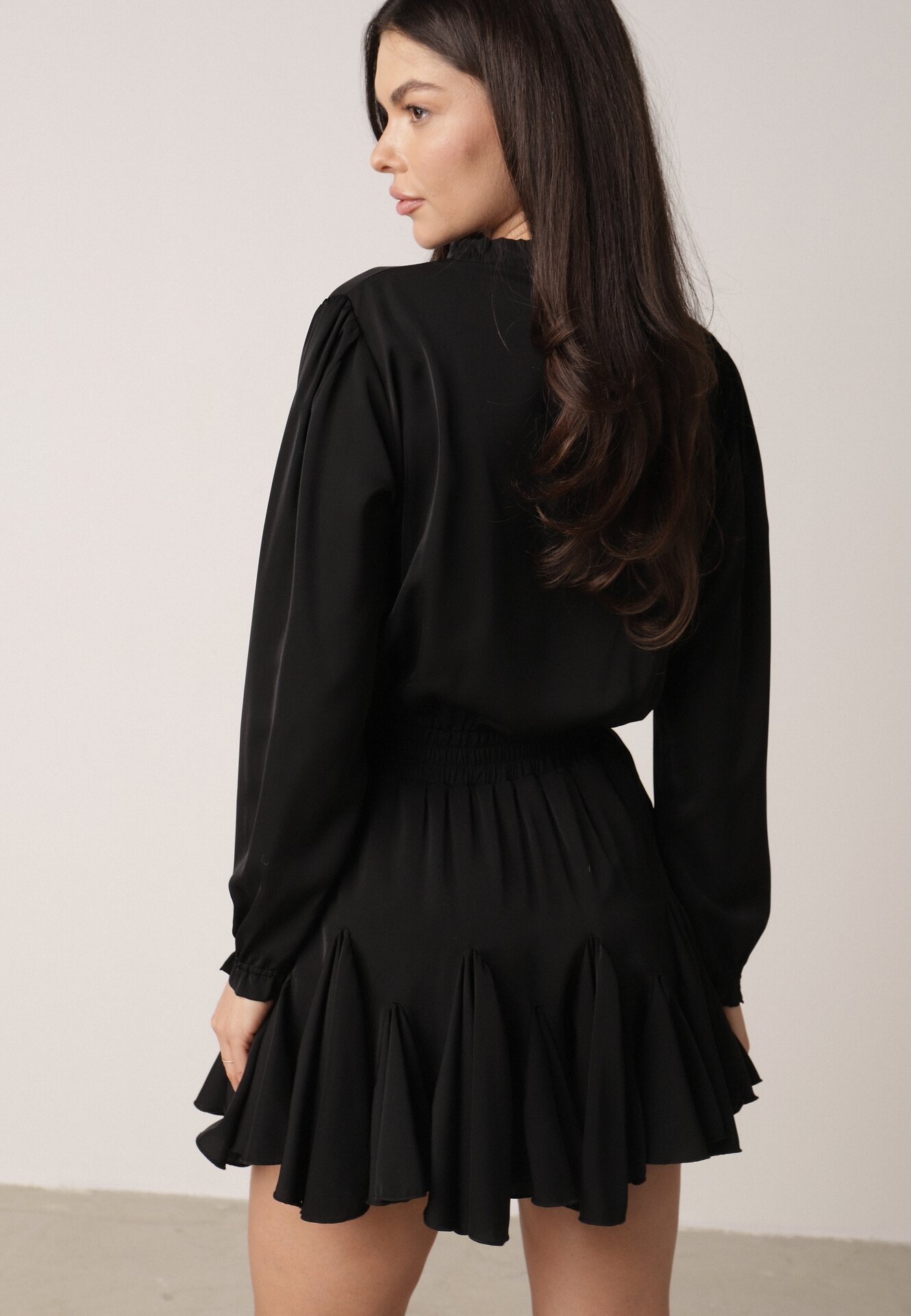 Czarna Rozkloszowana Sukienka z Wiskozą Zdobiona Falbanami i Wiązaniem Lerienatia