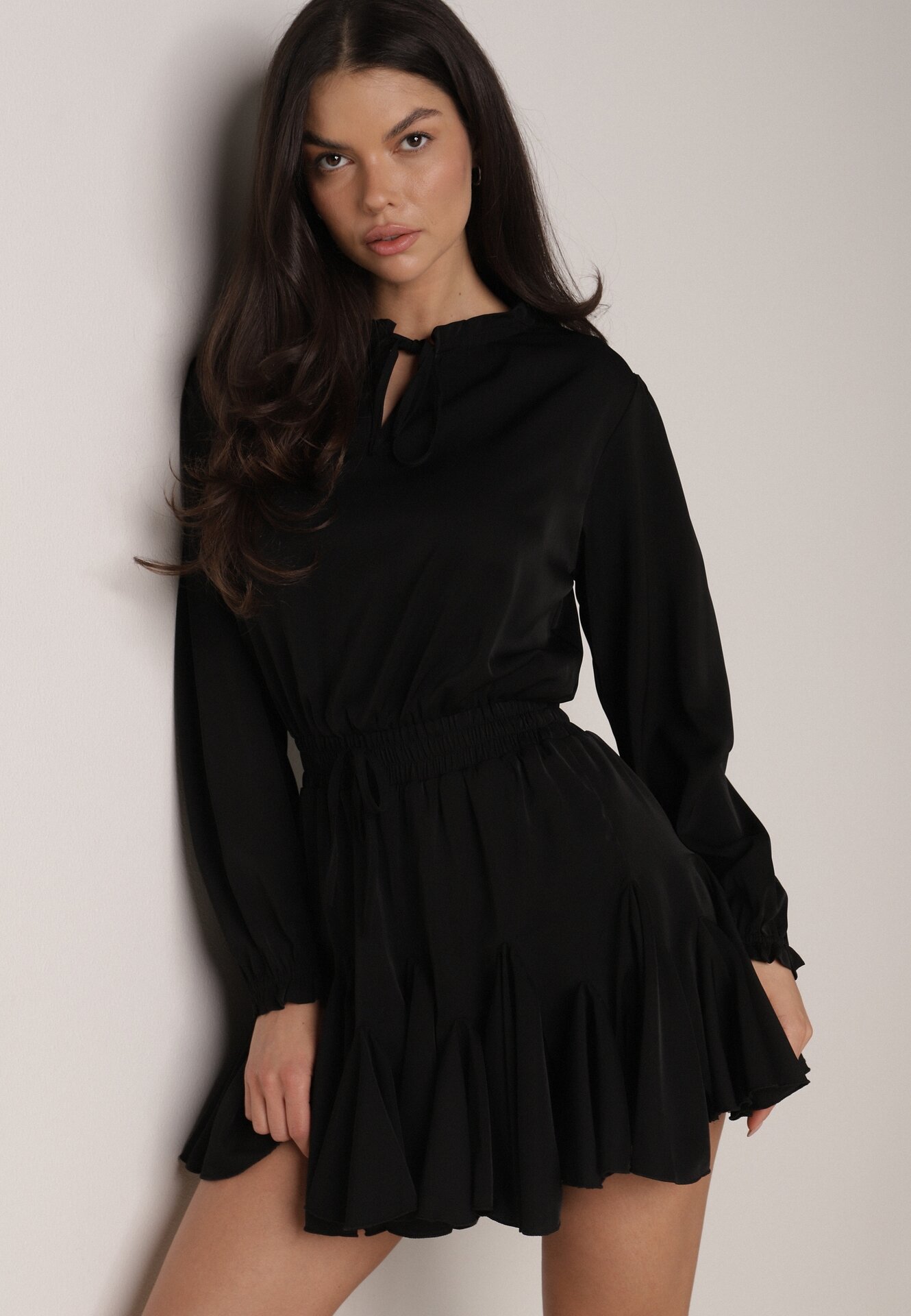 Czarna Rozkloszowana Sukienka z Wiskozą Zdobiona Falbanami i Wiązaniem Lerienatia