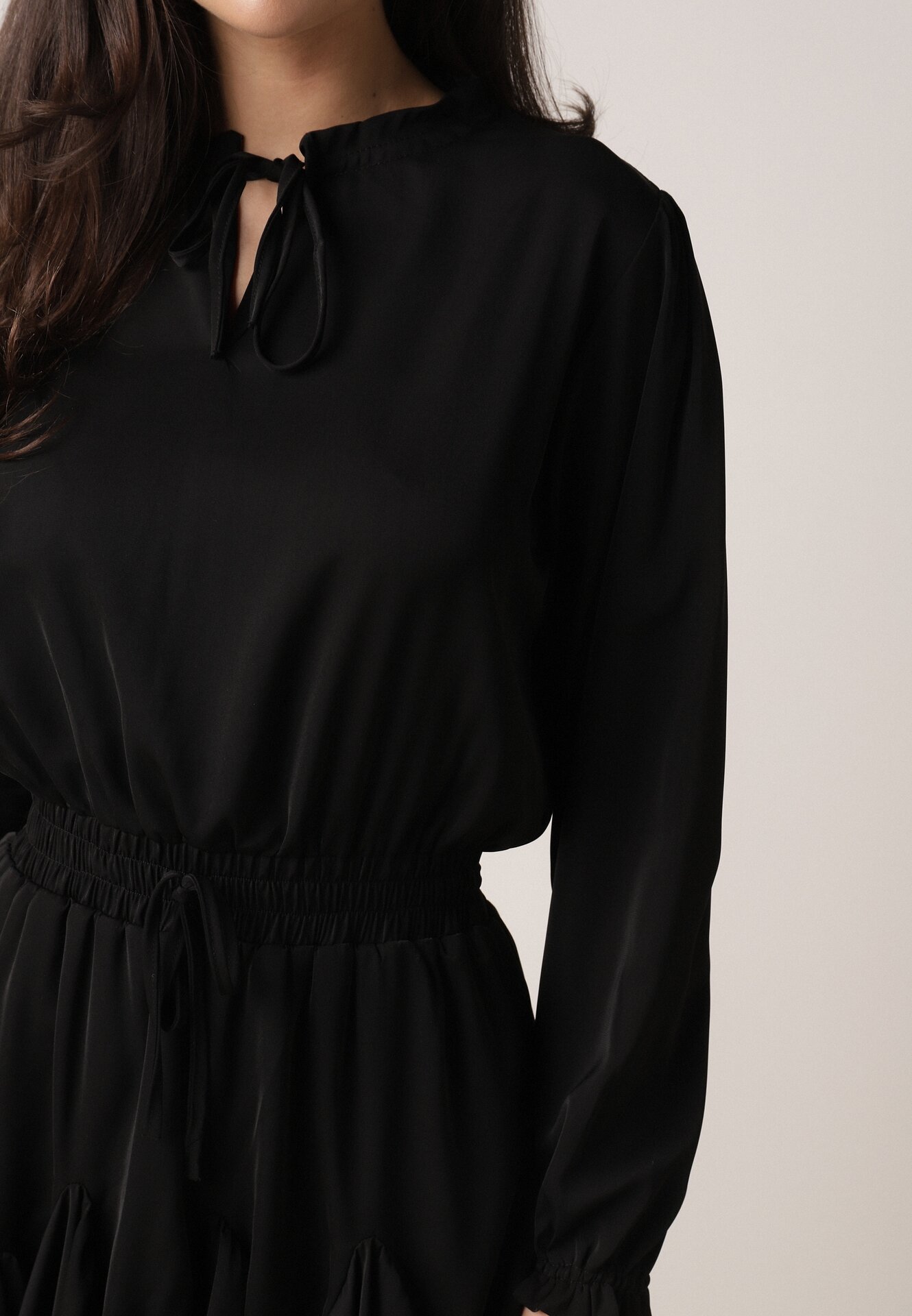 Czarna Rozkloszowana Sukienka z Wiskozą Zdobiona Falbanami i Wiązaniem Lerienatia