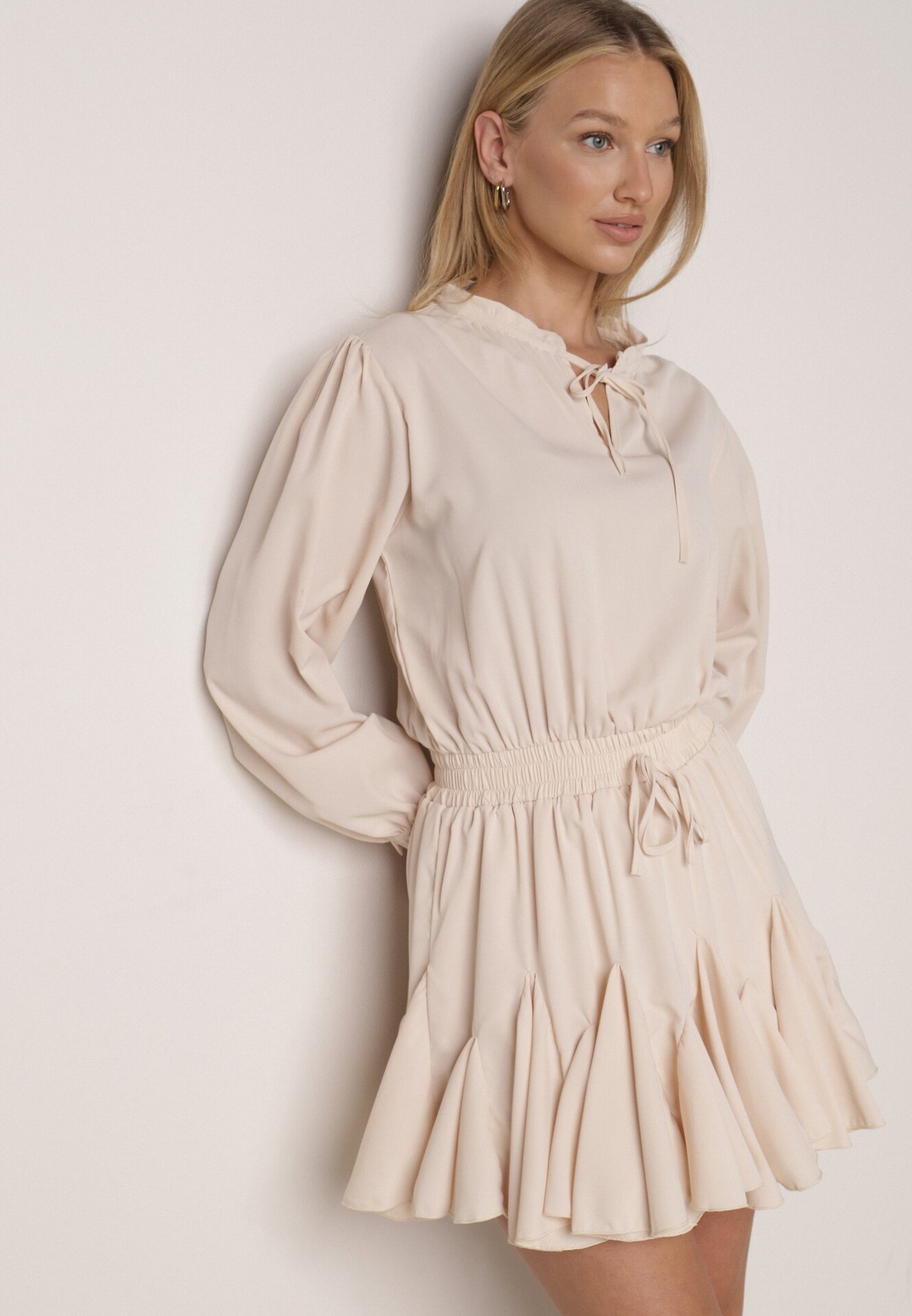 Beżowa Rozkloszowana Sukienka z Wiskozą Zdobiona Falbanami i Wiązaniem Lerienatia