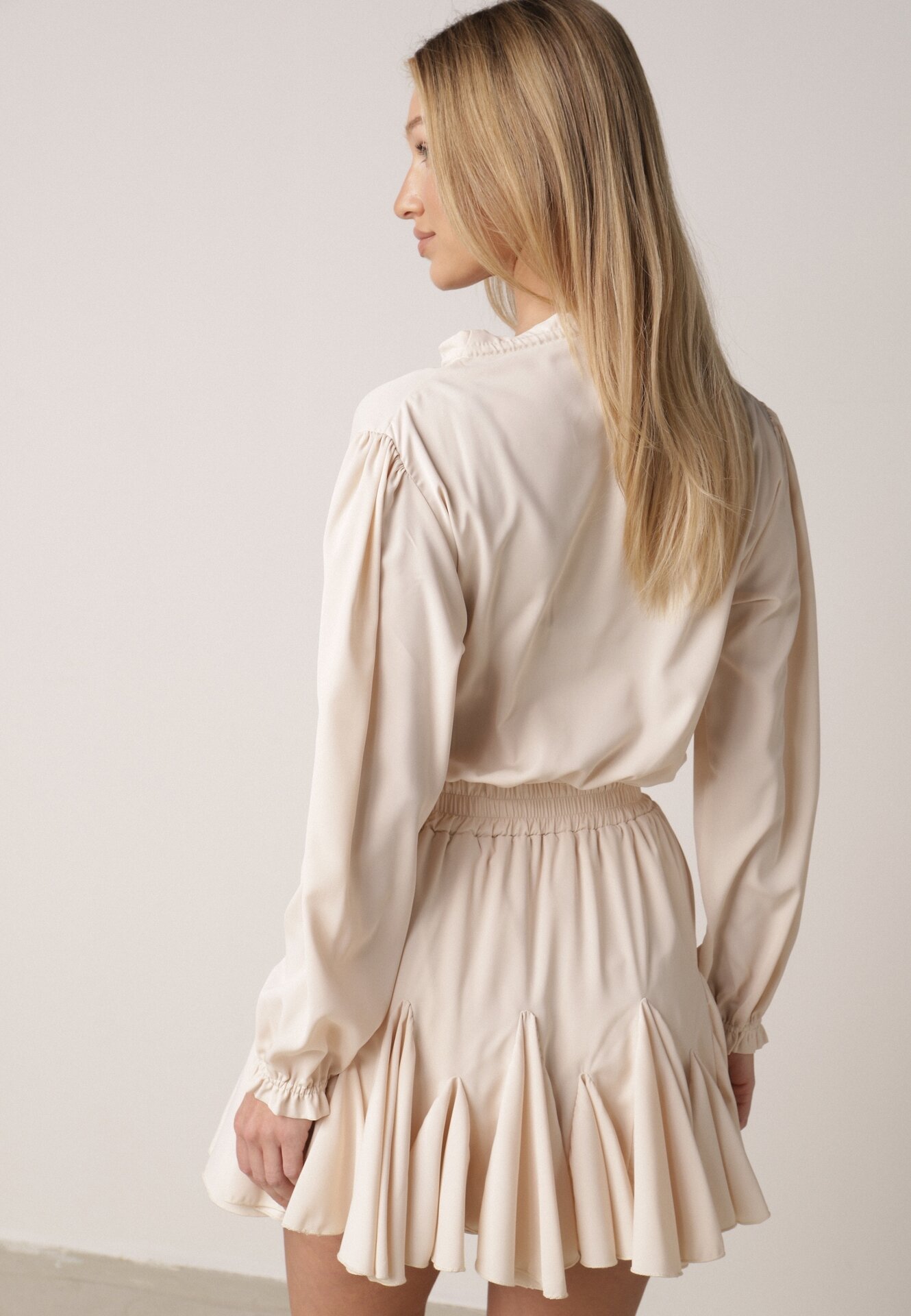 Beżowa Rozkloszowana Sukienka z Wiskozą Zdobiona Falbanami i Wiązaniem Lerienatia