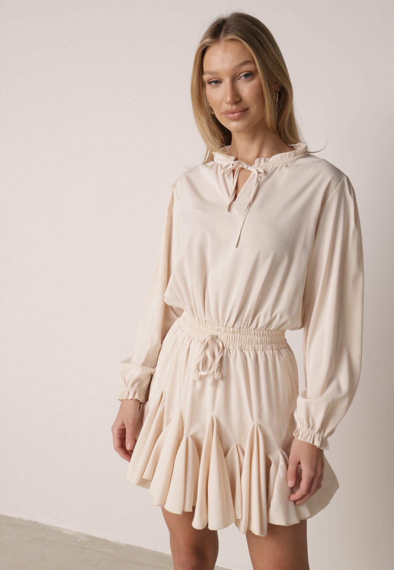 Beżowa Rozkloszowana Sukienka z Wiskozą Zdobiona Falbanami i Wiązaniem Lerienatia