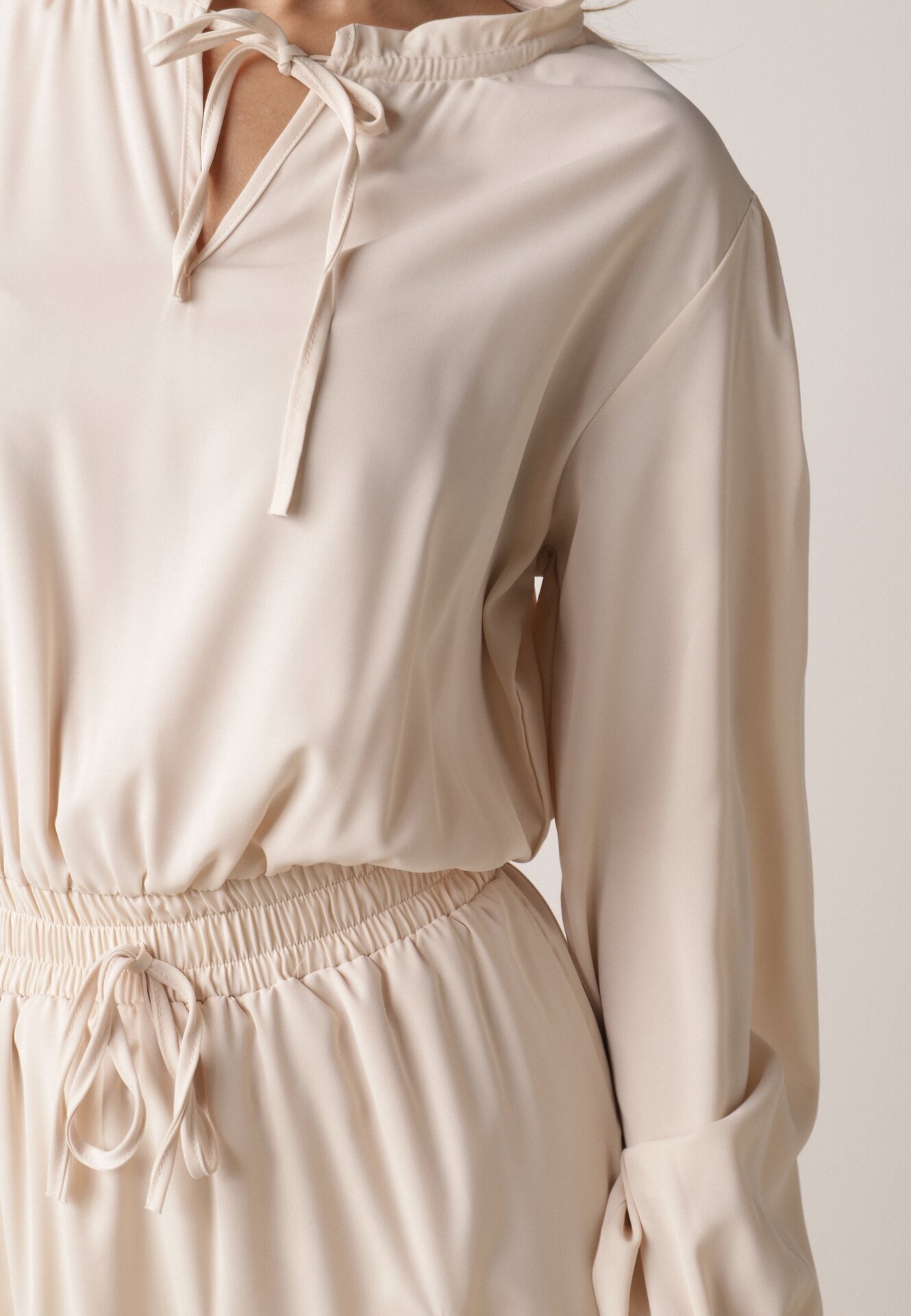 Beżowa Rozkloszowana Sukienka z Wiskozą Zdobiona Falbanami i Wiązaniem Lerienatia