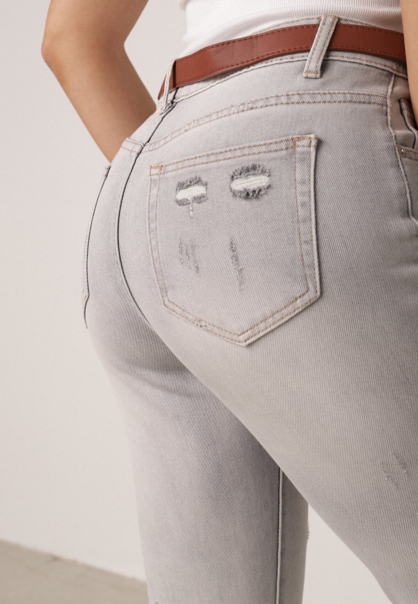 Jasnoszare Jeansy z Bawełną i Wysokim Stanem o Prostym Kroju z Przetarciam Vimariella