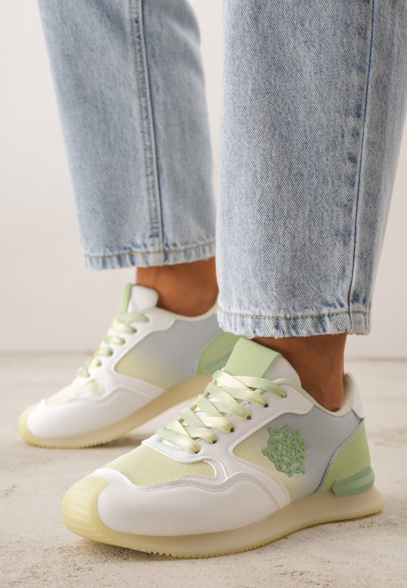 Żółte Casualowe Sneakersy z Ozdobnymi Przeszyciami Chlylee