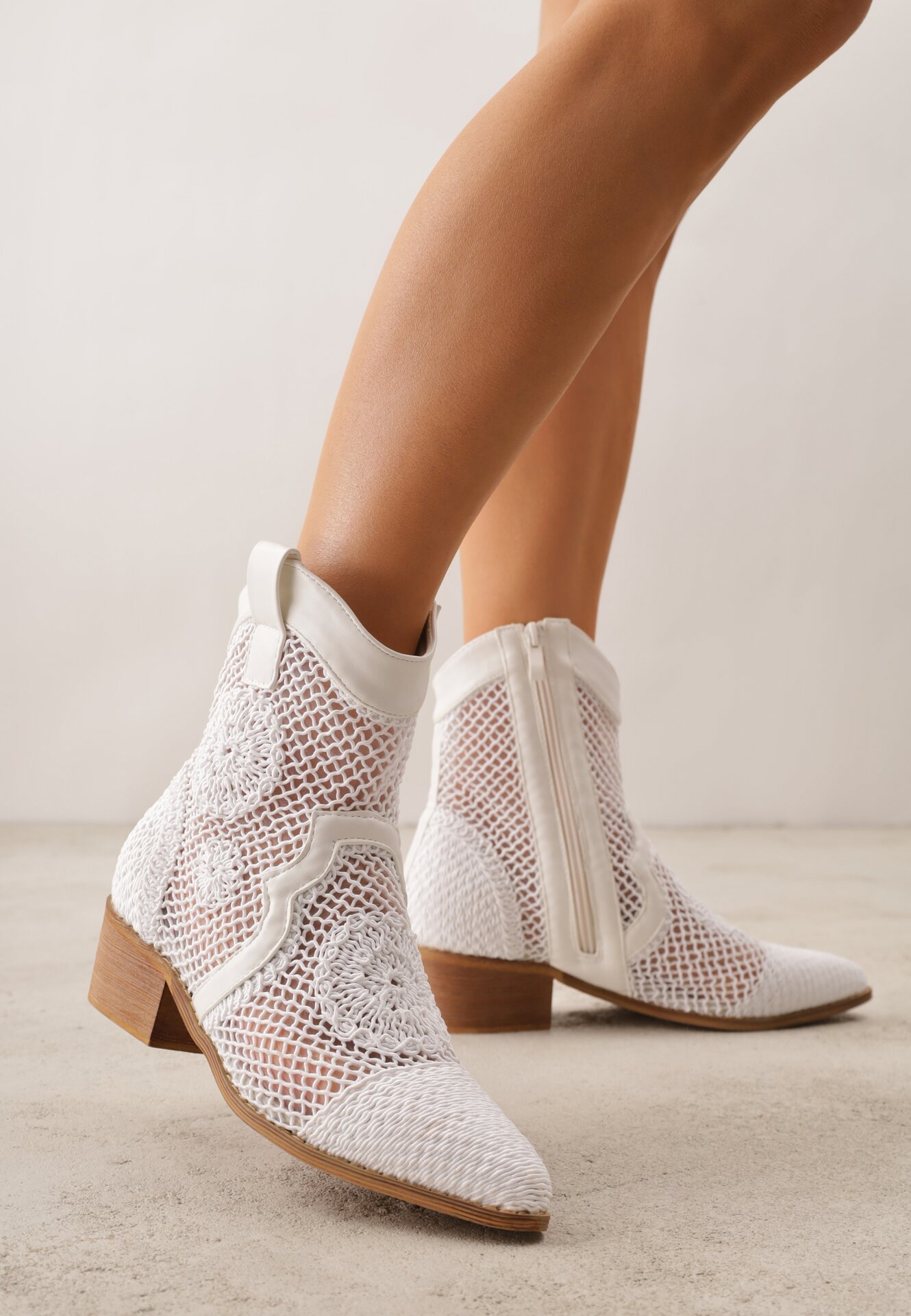 Białe Ażurowe Botki Kowbojki z Haftem na Niskim Obcasie Typu Stożek Bertolina