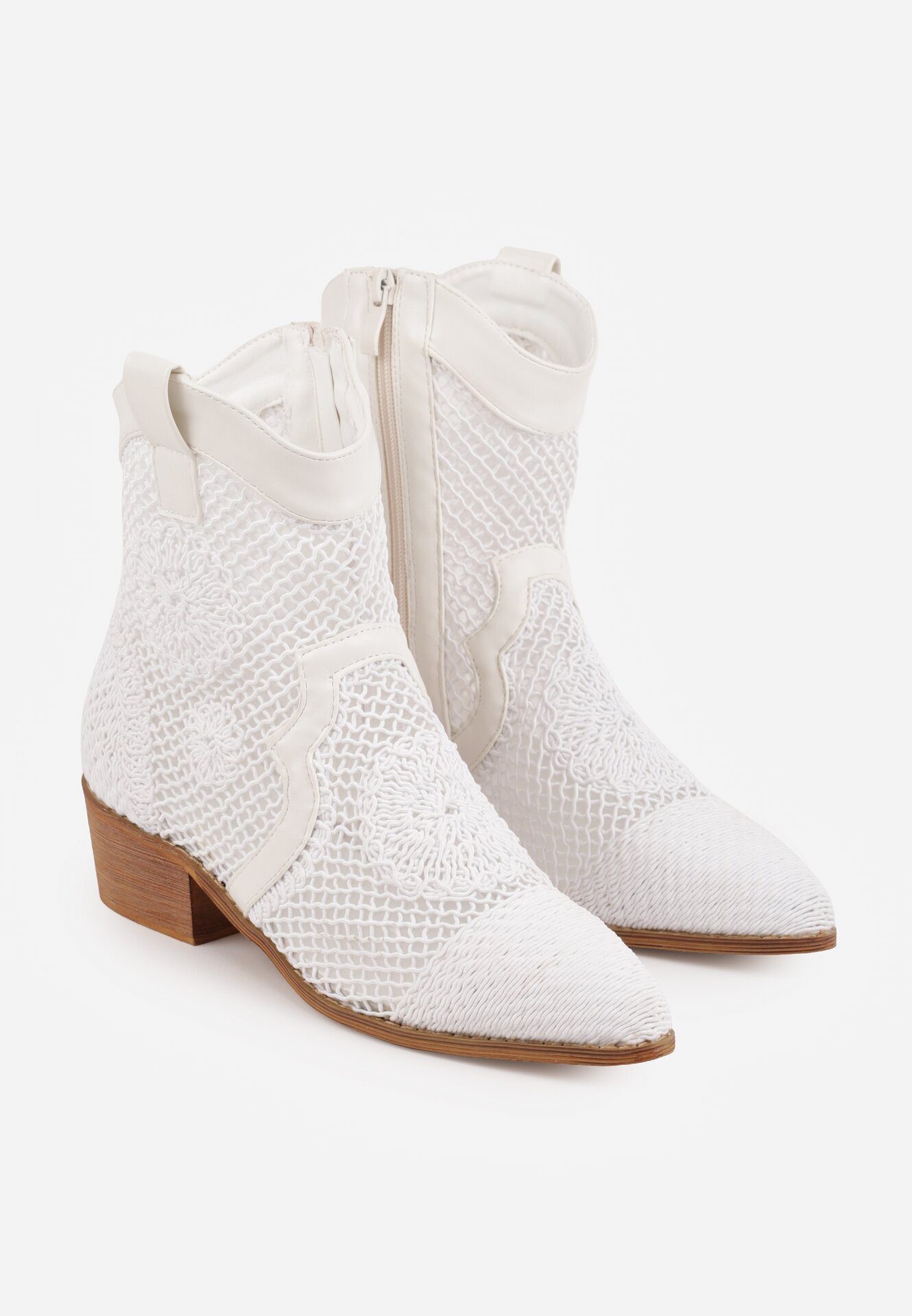 Białe Ażurowe Botki Kowbojki z Haftem na Niskim Obcasie Typu Stożek Bertolina