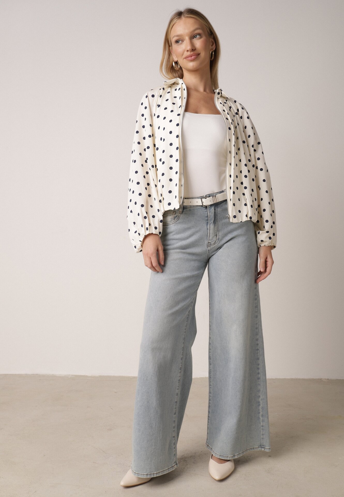 Jasnobeżowa Bluza w Groszki z Wiskozą o Nietoperzowym Kroju z Kołnierzykiem Rayo