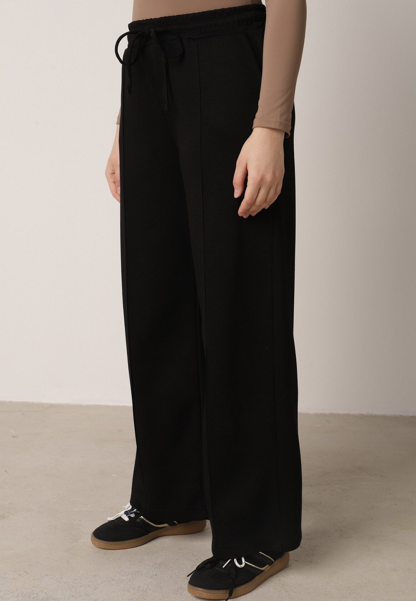 Czarny Dzianinowy Komplet Dresowy z Wiskozą Bluza ze Stójką i Spodnie Nevenira