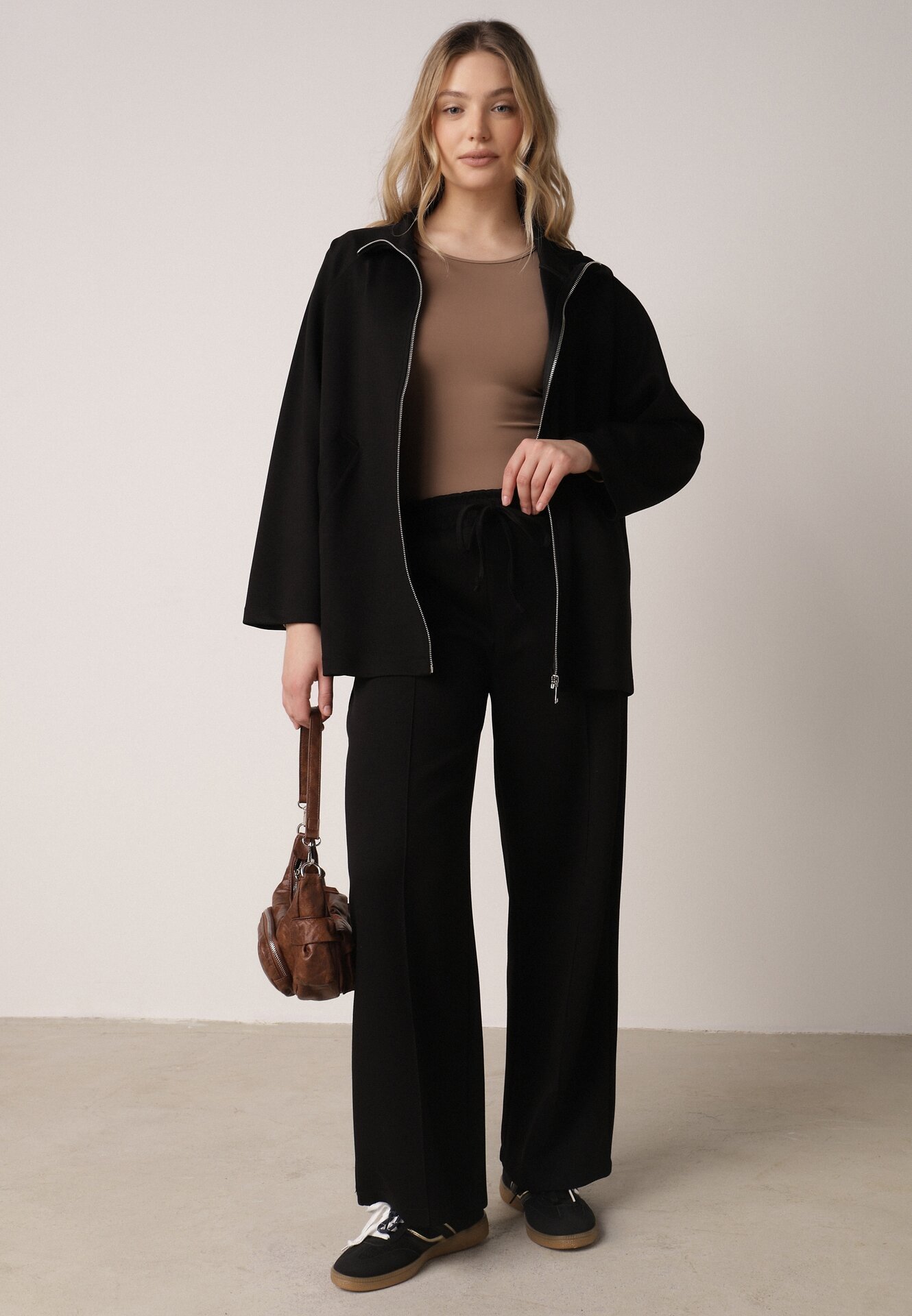 Czarny Dzianinowy Komplet Dresowy z Wiskozą Bluza ze Stójką i Spodnie Nevenira