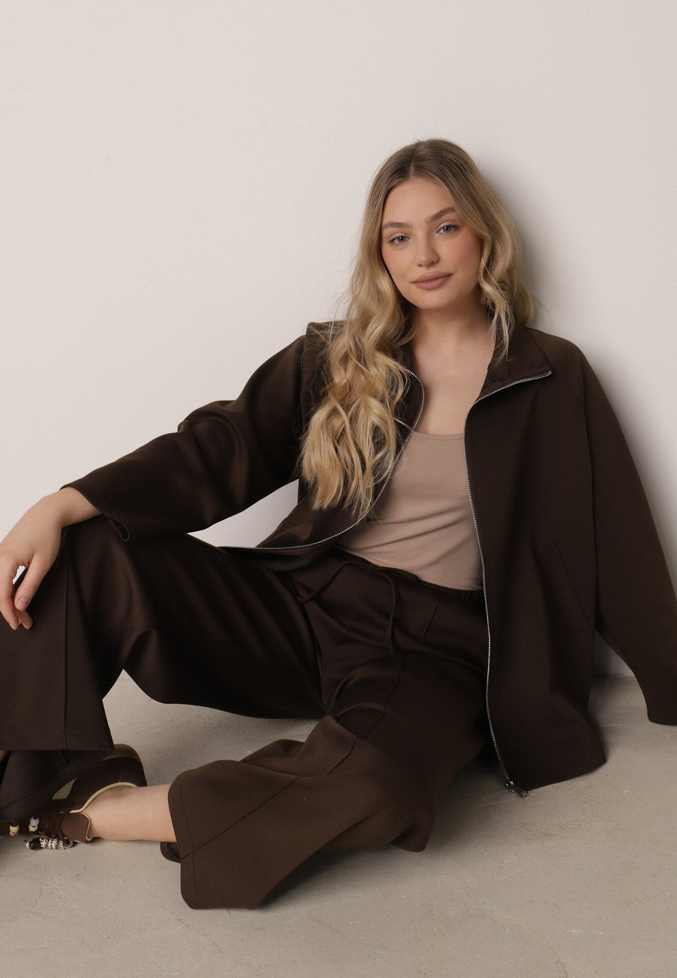 Brązowy Dzianinowy Komplet Dresowy z Wiskozą Bluza ze Stójką i Spodnie Neveniraa