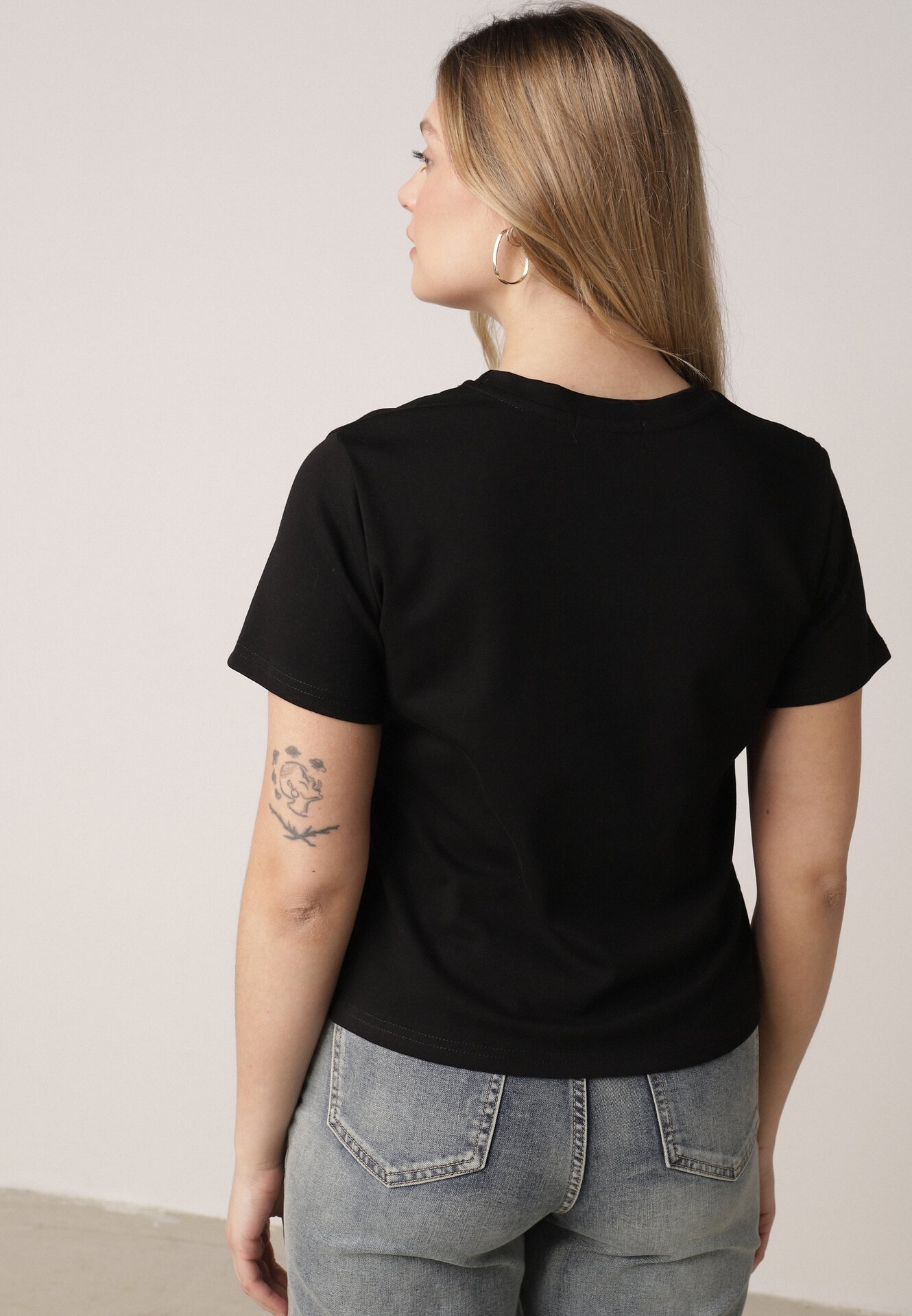 Czarny Bawełniany T-shirt w Klasycznym Stylu Hetita