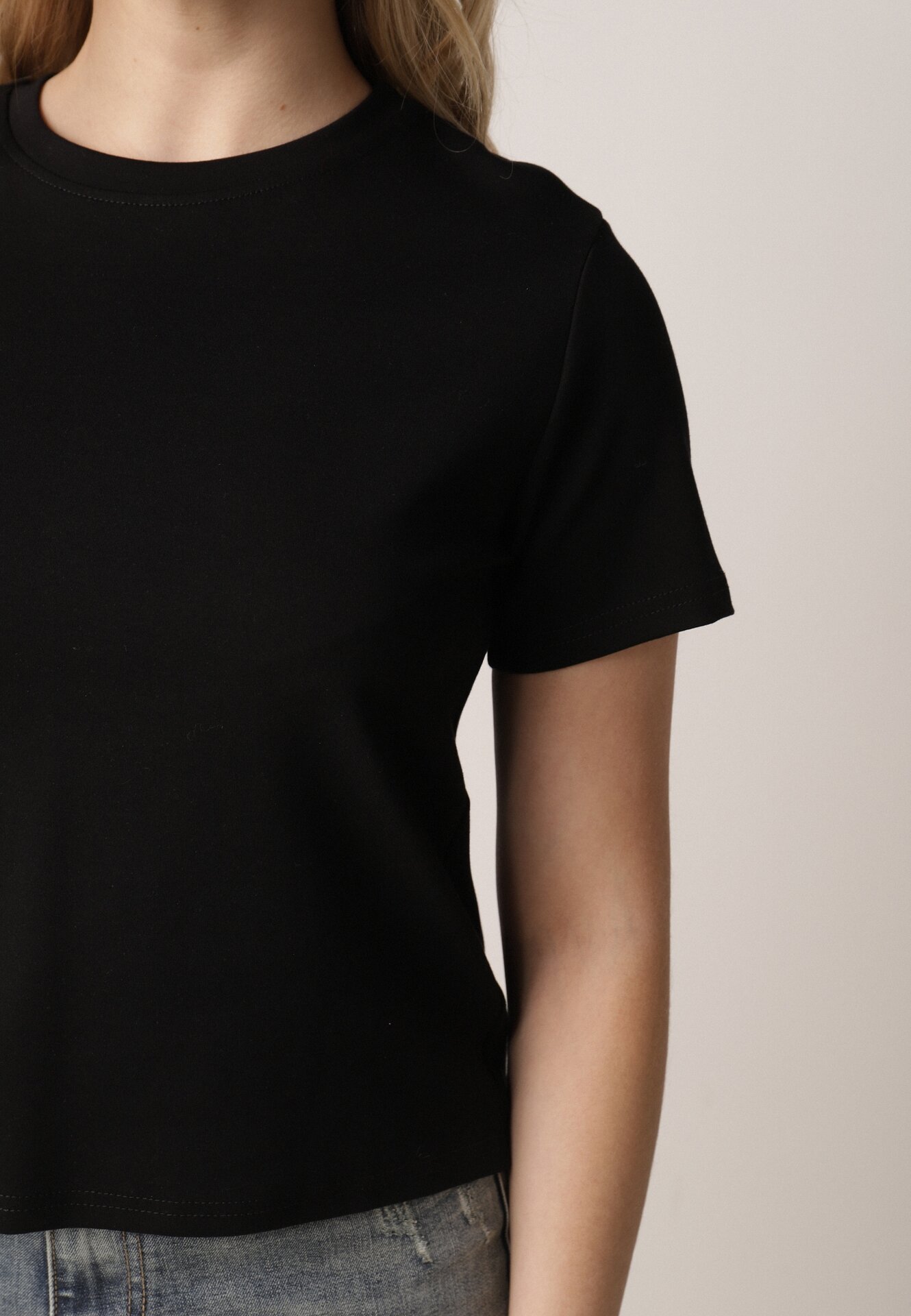 Czarny Bawełniany T-shirt w Klasycznym Stylu Hetita