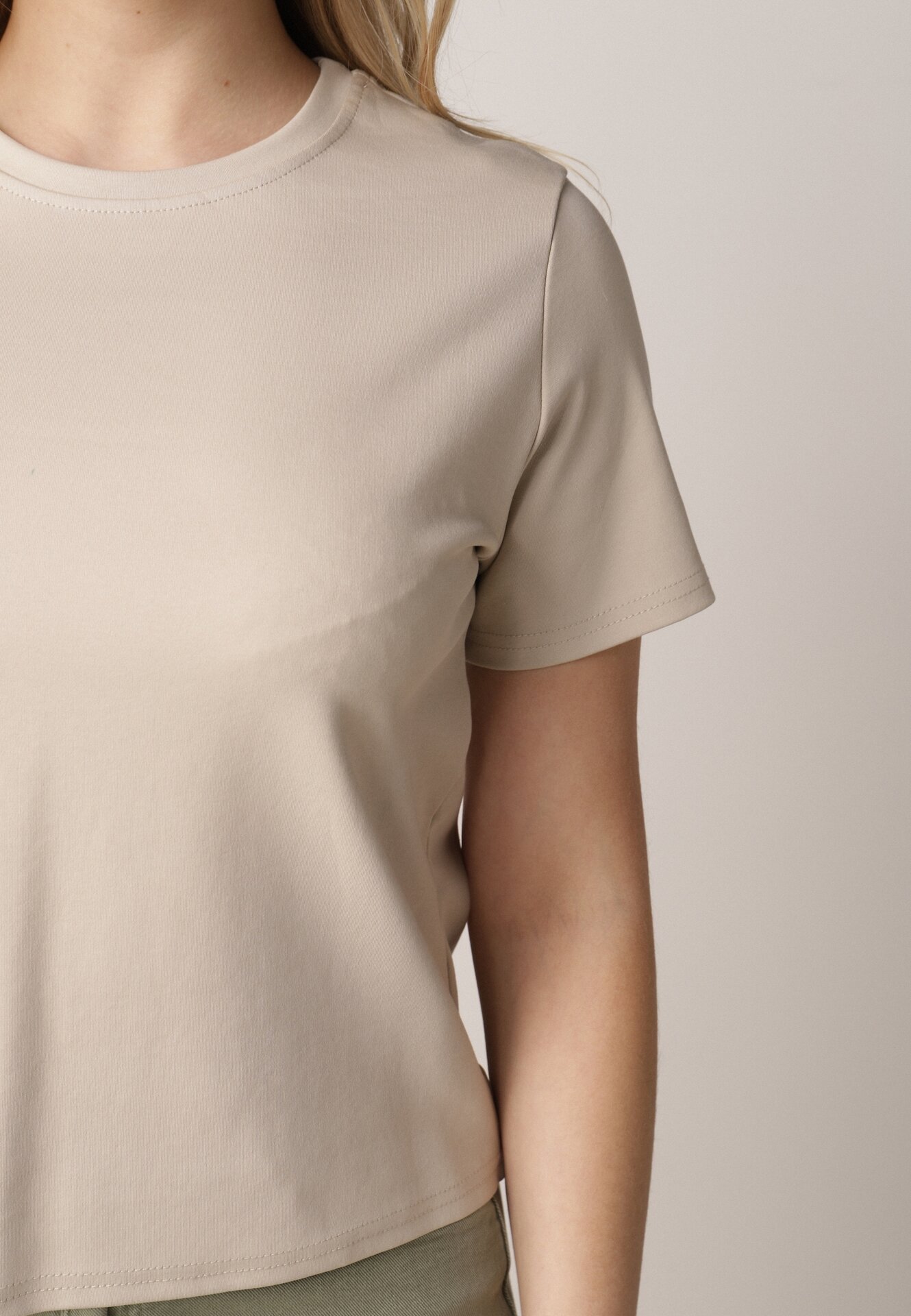 Beżowy Bawełniany T-shirt w Klasycznym Stylu Hetita