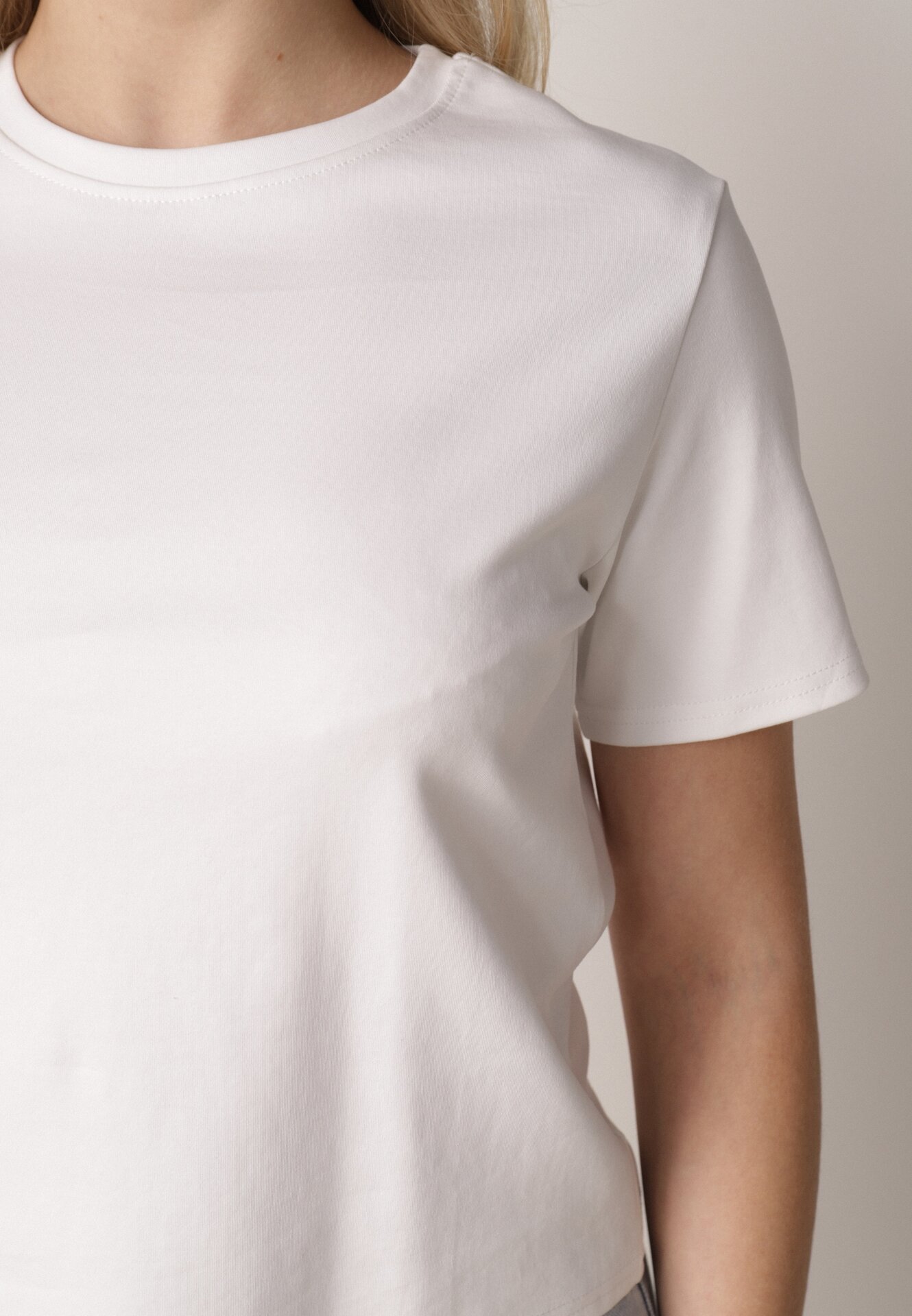 Biały Bawełniany T-shirt w Klasycznym Stylu Hetita