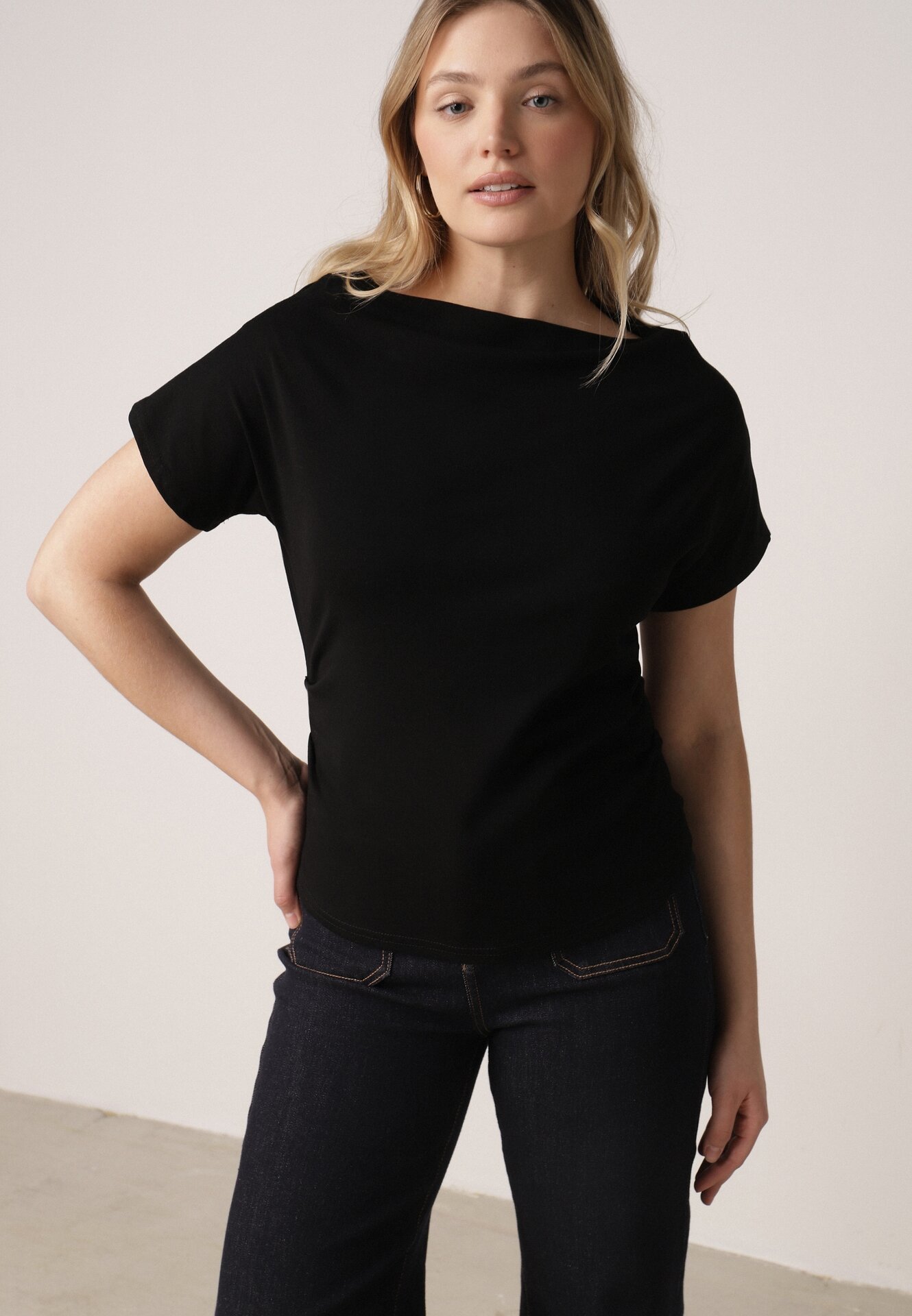 Czarny Bawełniany T-shirt z Marszczeniem w Talii i Dekoltem w Łódkę Savorith