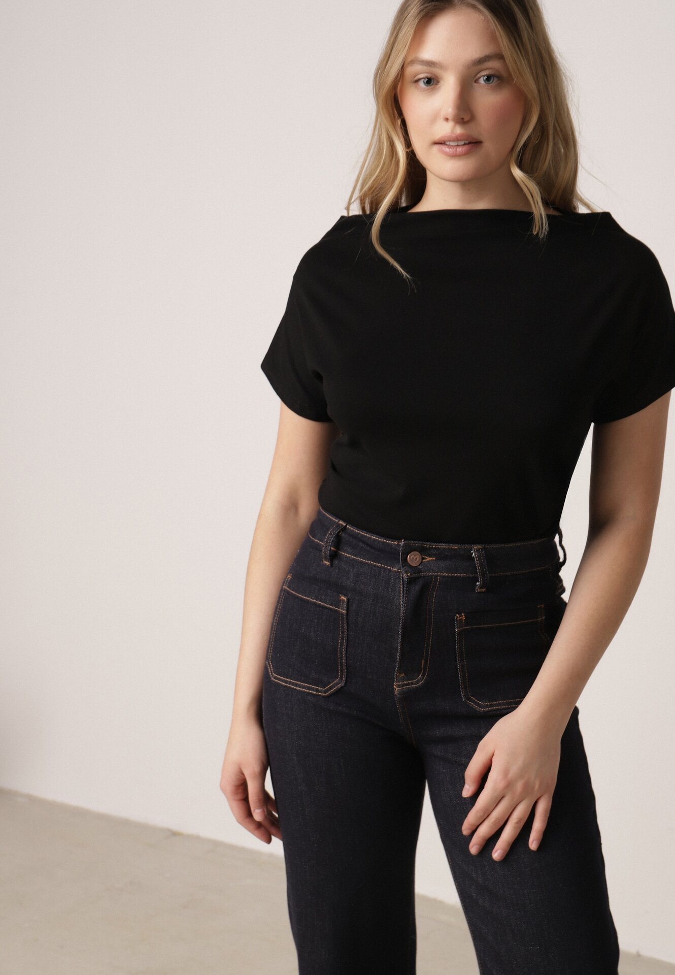 Czarny Bawełniany T-shirt z Marszczeniem w Talii i Dekoltem w Łódkę Savorith