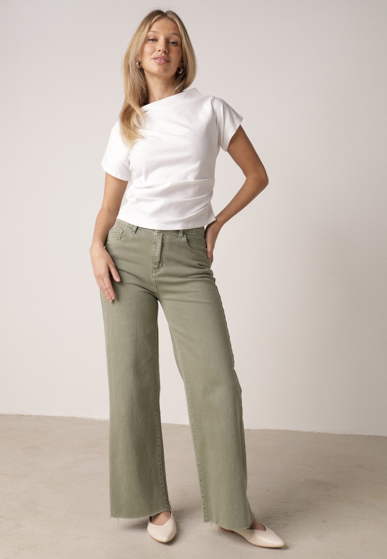 Biały Bawełniany T-shirt z Marszczeniem w Talii i Dekoltem w Łódkę Savorith