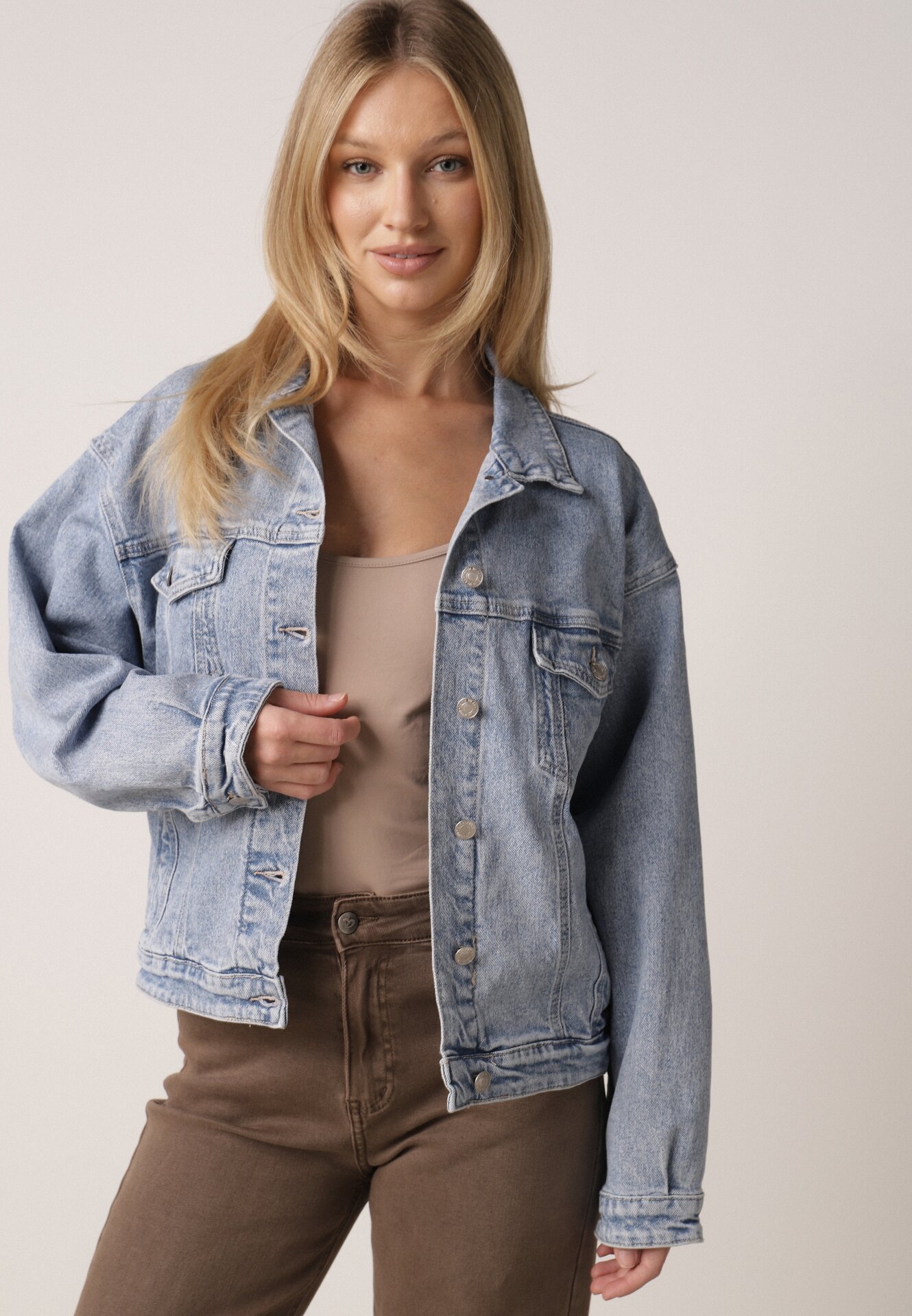 Niebieska Kurtka Jeansowa z Bawełną o Klasycznym Kroju Elliantrea