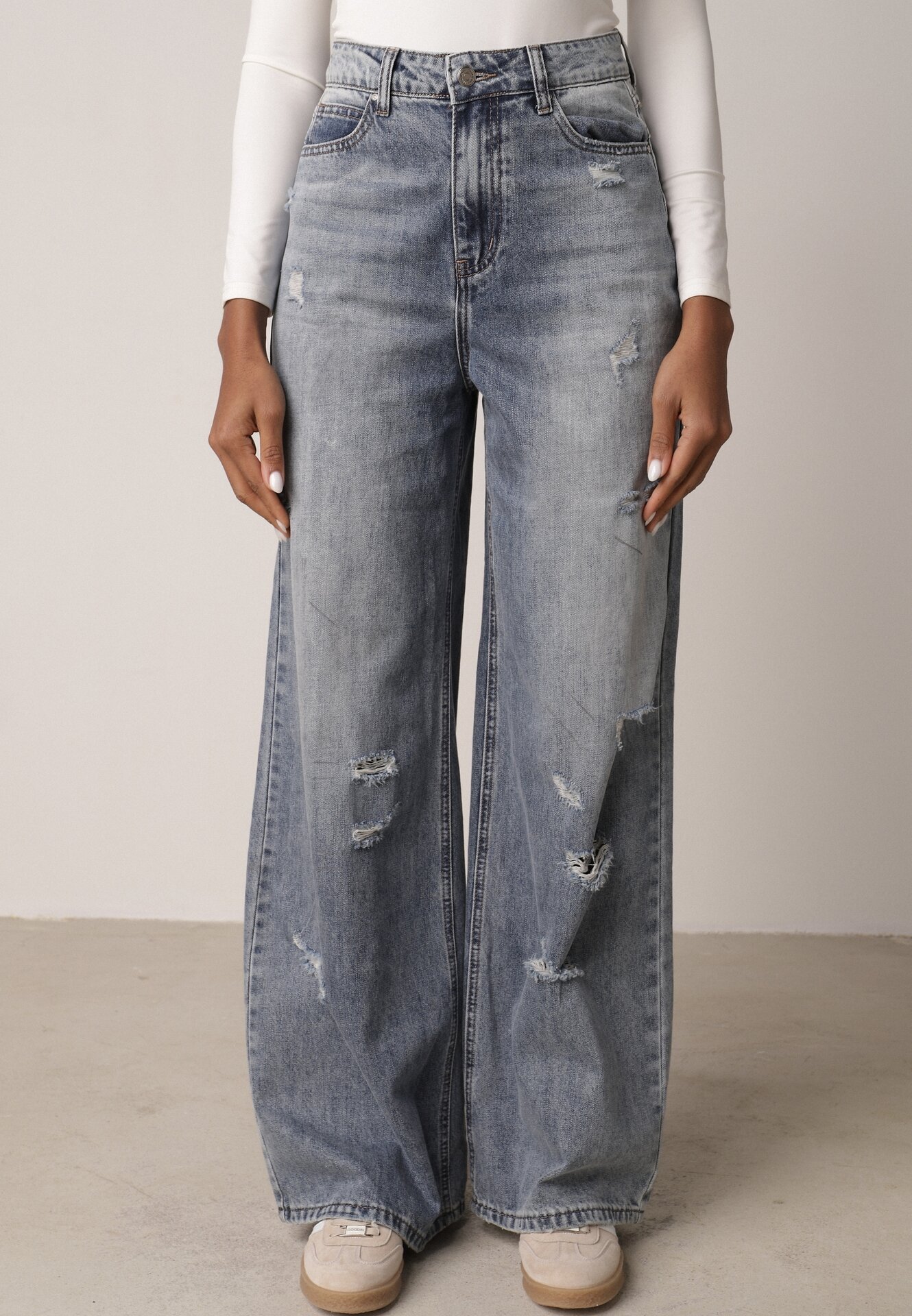 Niebieskie Bawełniane Jeansy Typu Palazzo Ozdobione Przetarciami i Dziurami Erivaine