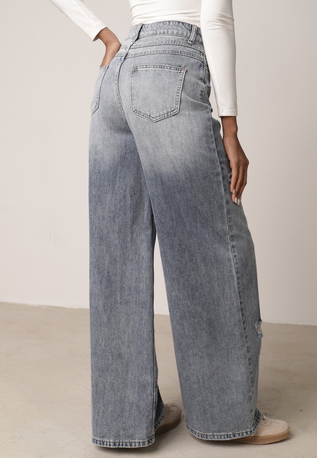 Niebieskie Bawełniane Jeansy Typu Palazzo Ozdobione Przetarciami i Dziurami Erivaine