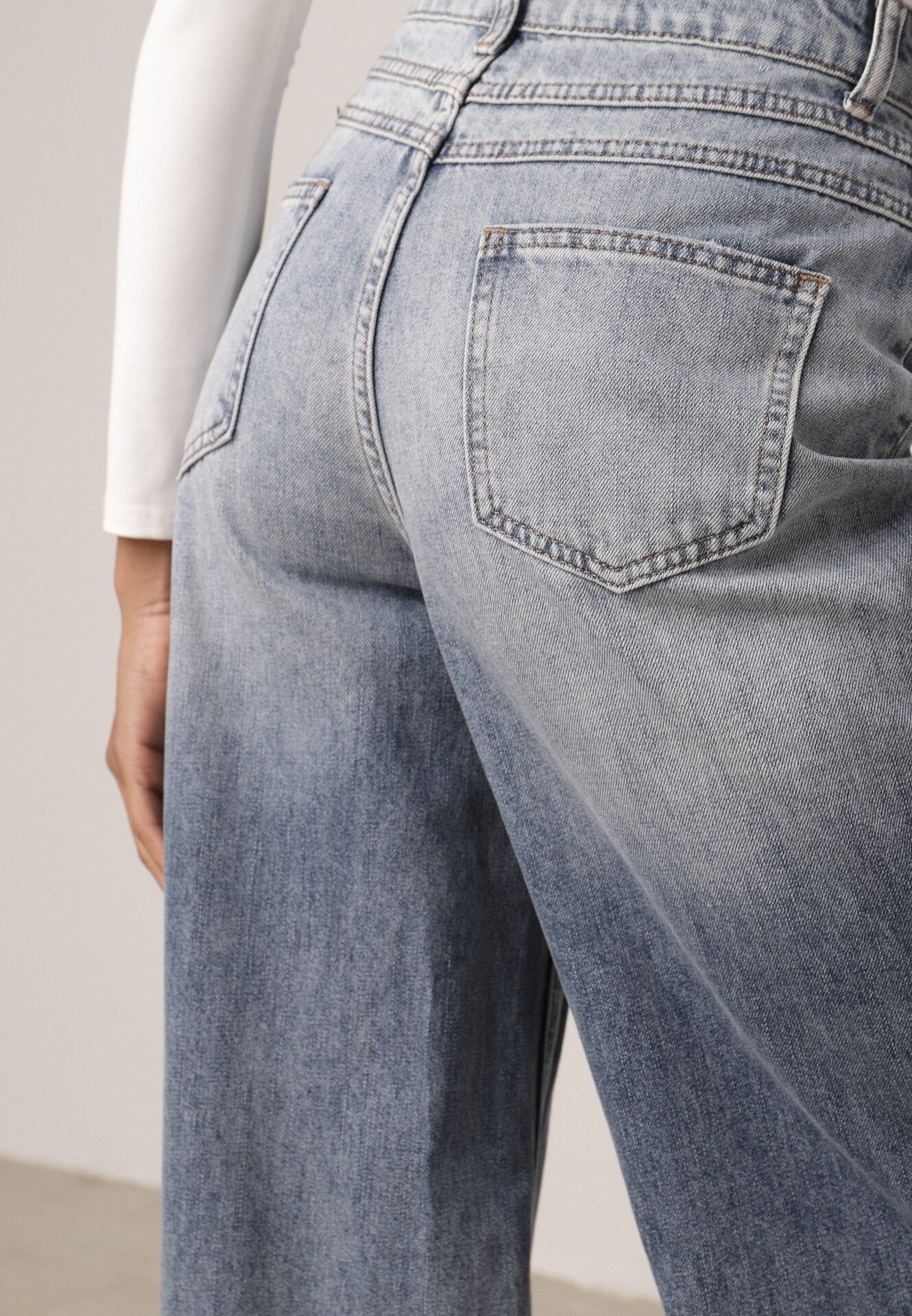 Niebieskie Bawełniane Jeansy Typu Palazzo Ozdobione Przetarciami i Dziurami Erivaine