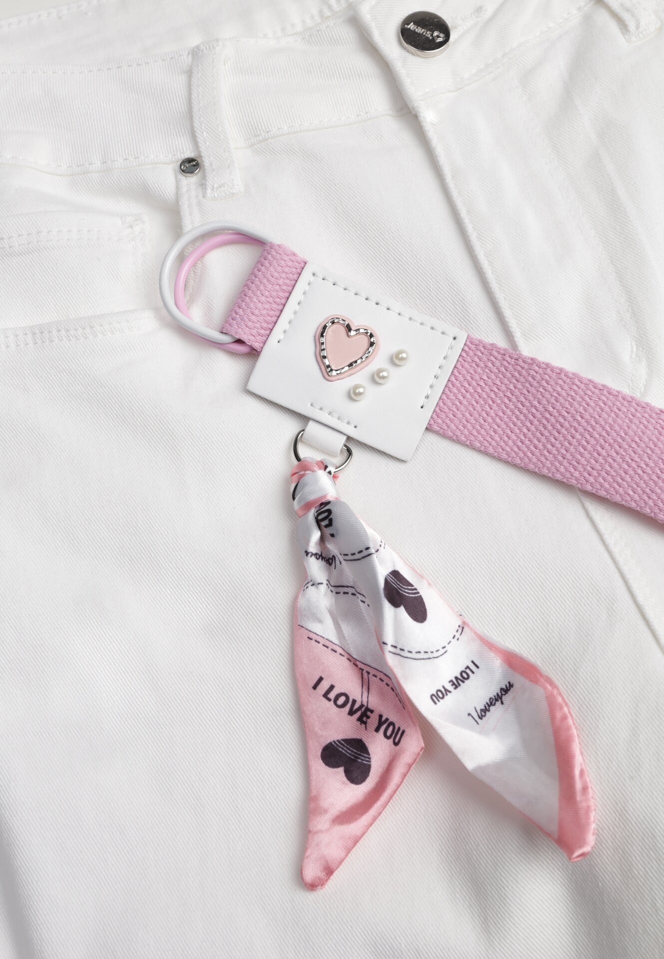 Białe Jeansy z Bawełną i Wiskozą o Kroju Mom Fit z Apaszką i Paskiem Hetirae