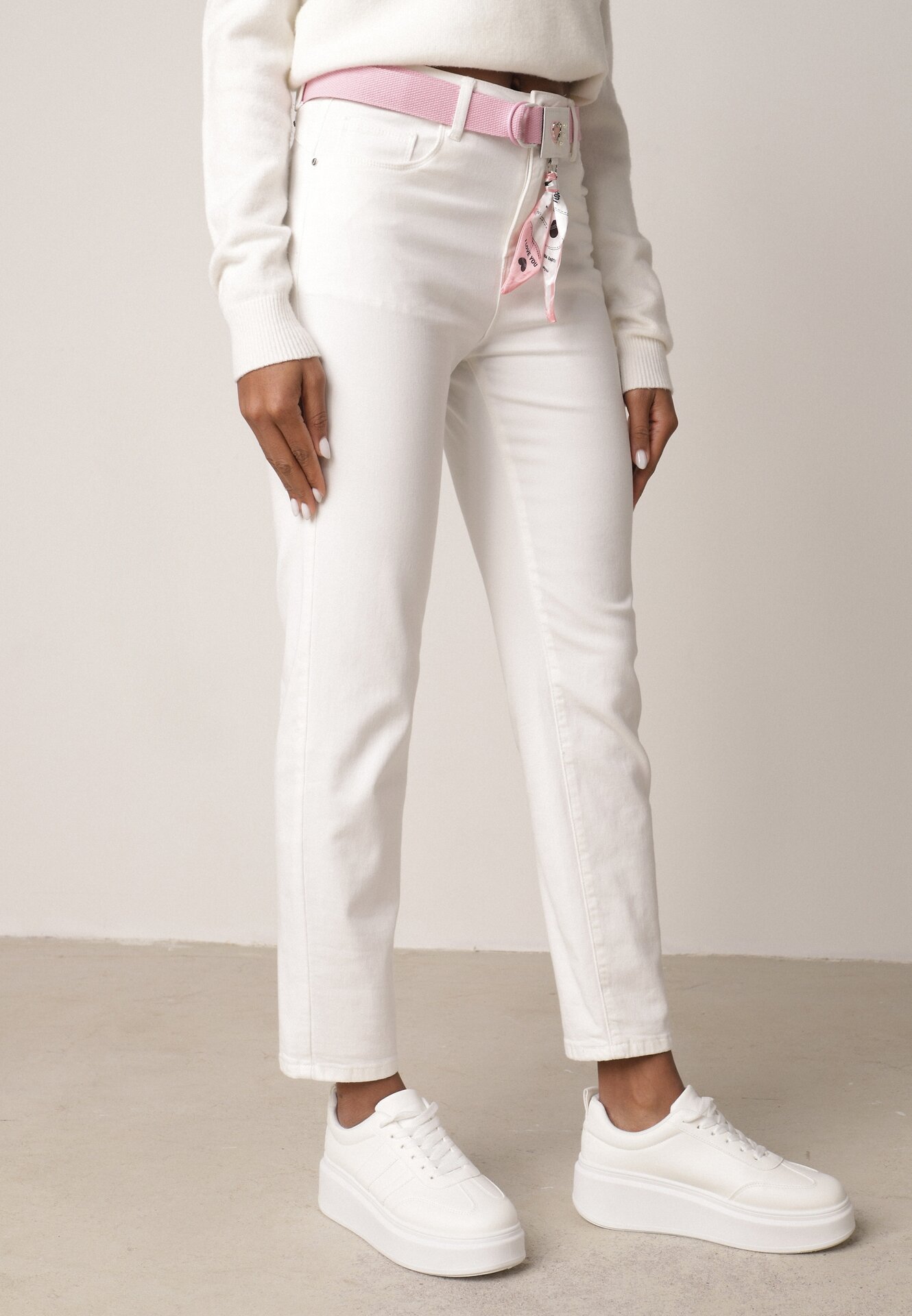 Białe Jeansy z Bawełną i Wiskozą o Kroju Mom Fit z Apaszką i Paskiem Hetirae