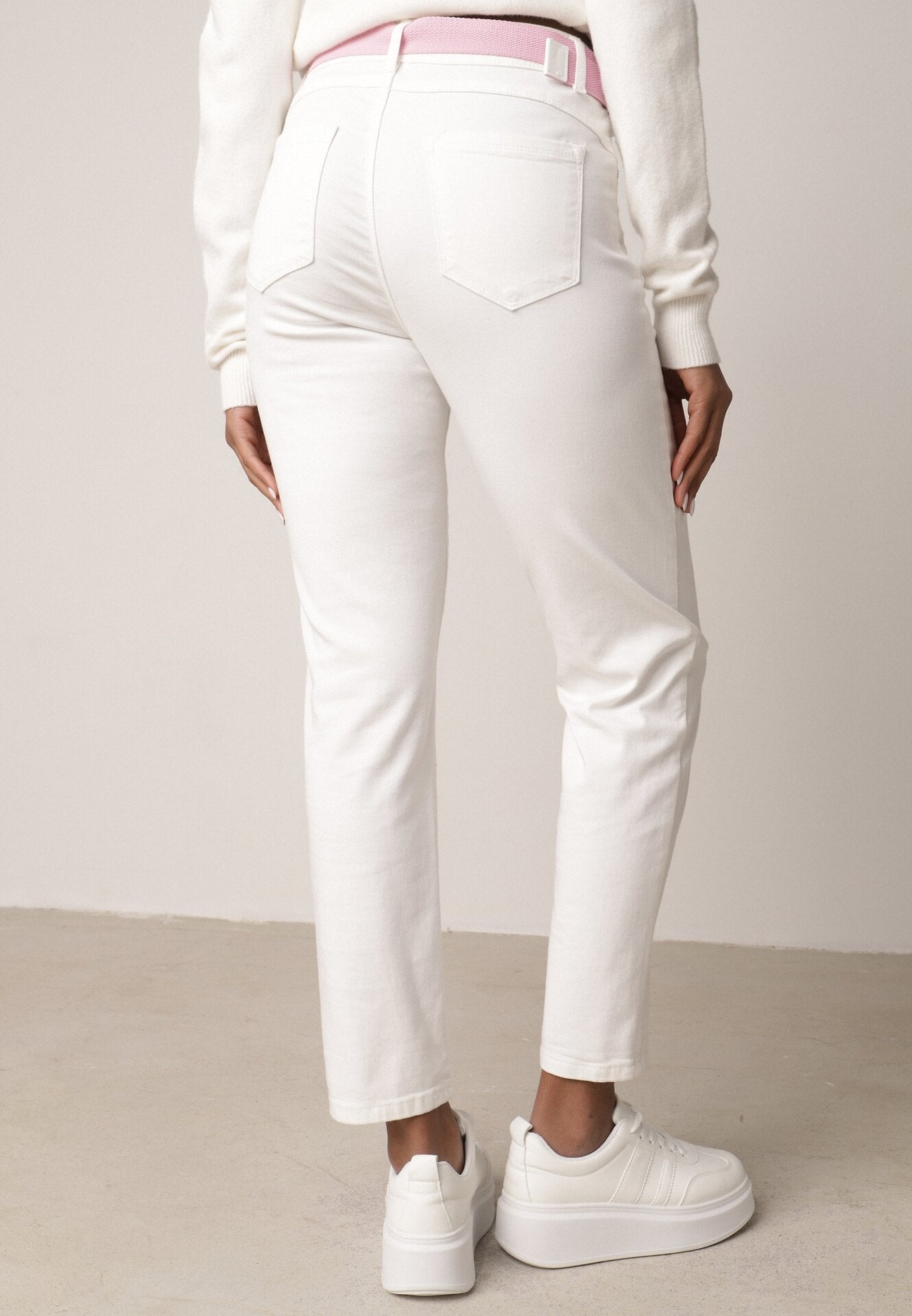 Białe Jeansy z Bawełną i Wiskozą o Kroju Mom Fit z Apaszką i Paskiem Hetirae