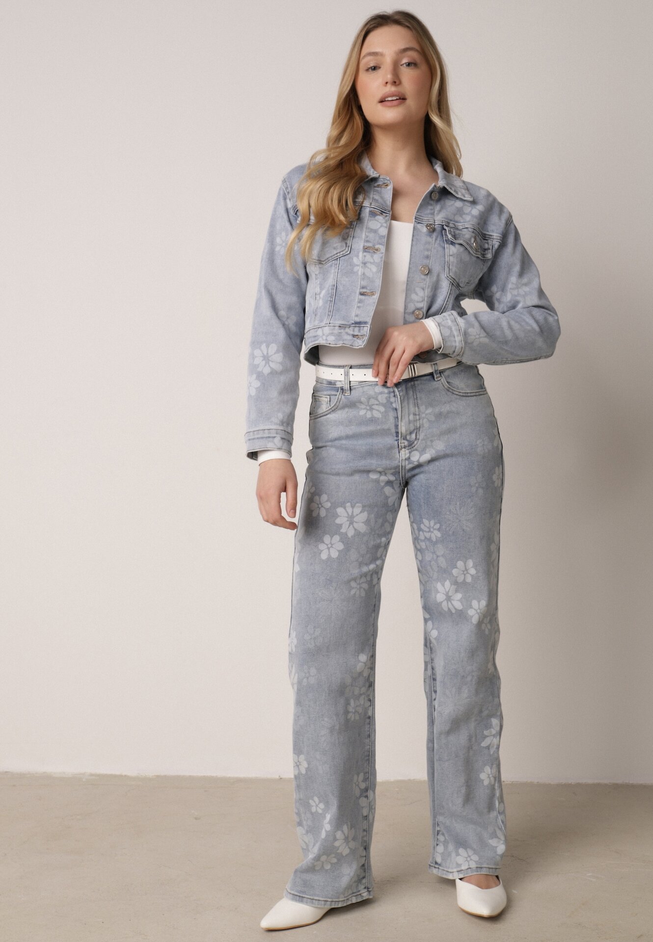 Niebieska Krótka Kurtka Jeansowa z Bawełną i Wiskozą w Kwiatowy Wzór Neanelith