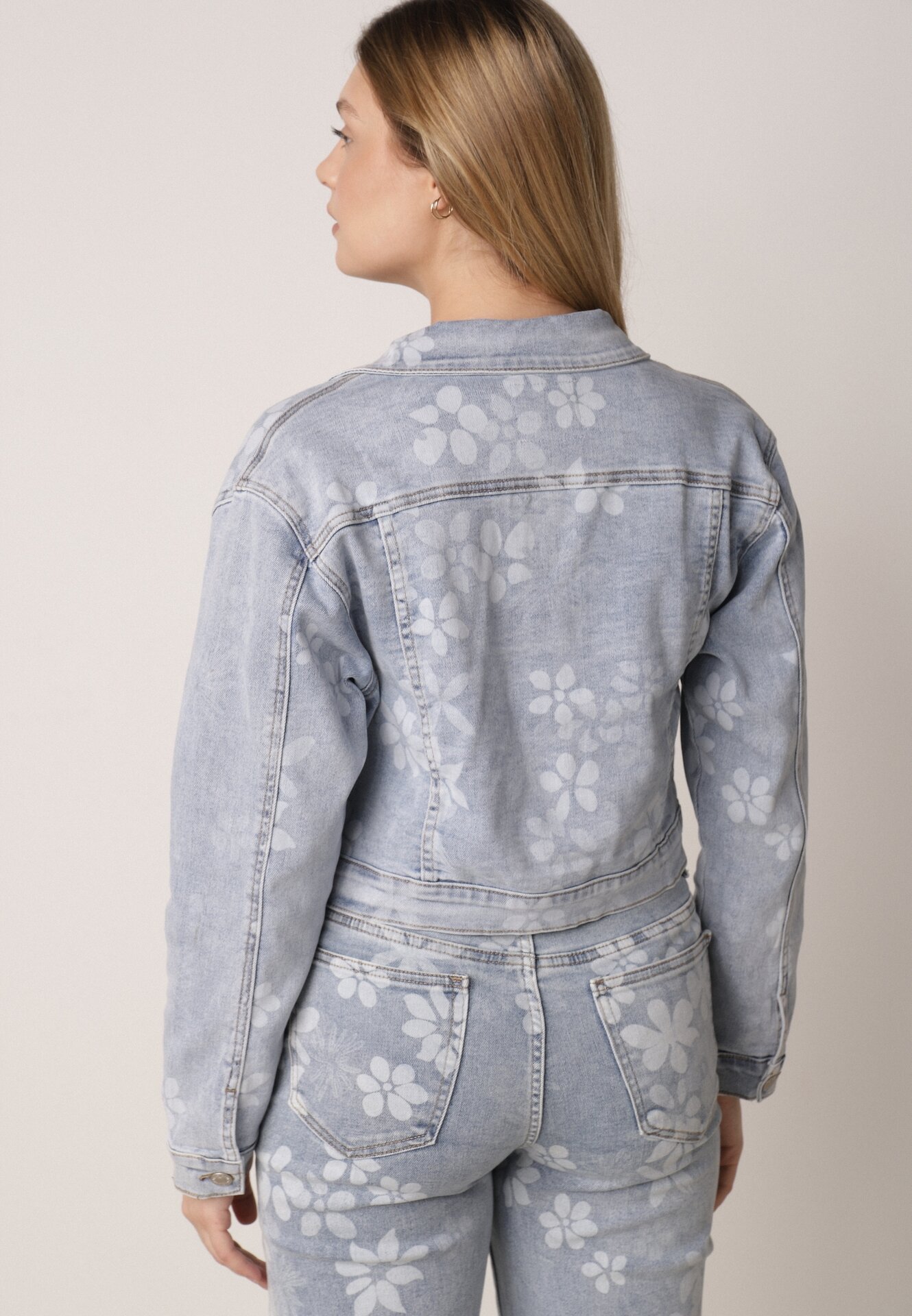 Niebieska Krótka Kurtka Jeansowa z Bawełną i Wiskozą w Kwiatowy Wzór Neanelith