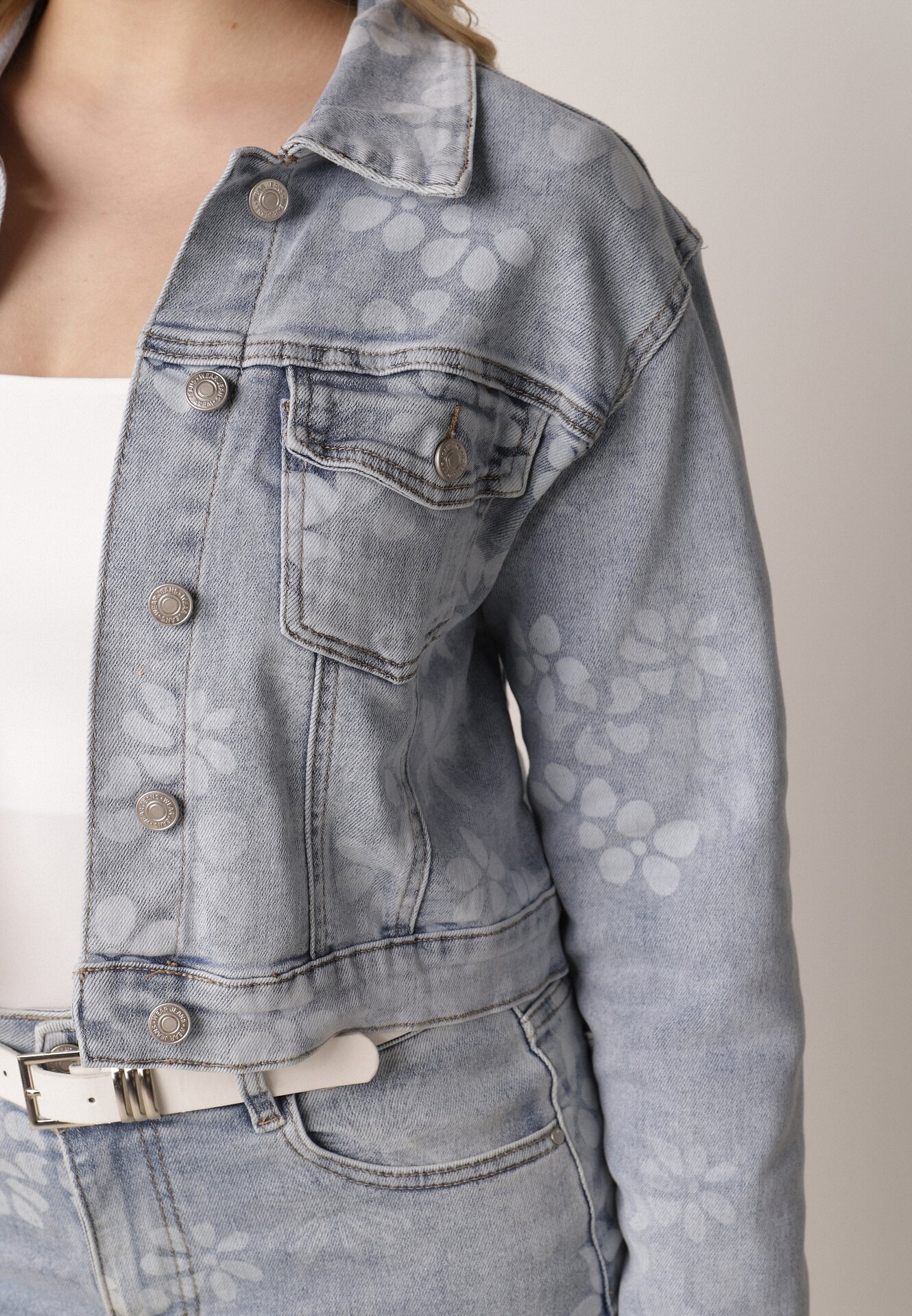 Niebieska Krótka Kurtka Jeansowa z Bawełną i Wiskozą w Kwiatowy Wzór Neanelith