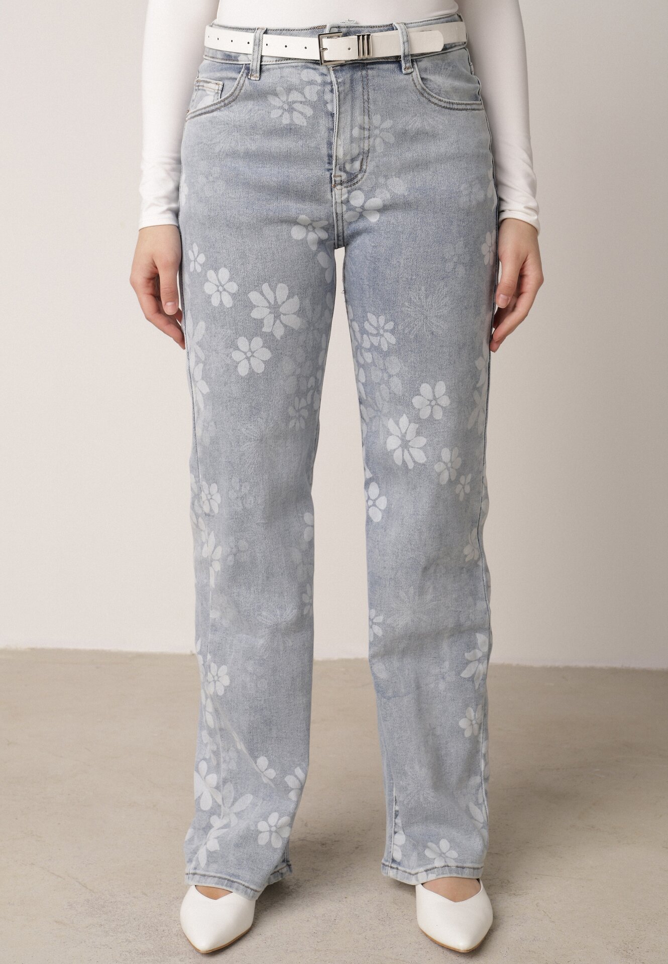 Niebieskie Jeansy z Bawełną o Szerokim Kroju Ozdobione Kwiatami Zinnoreth