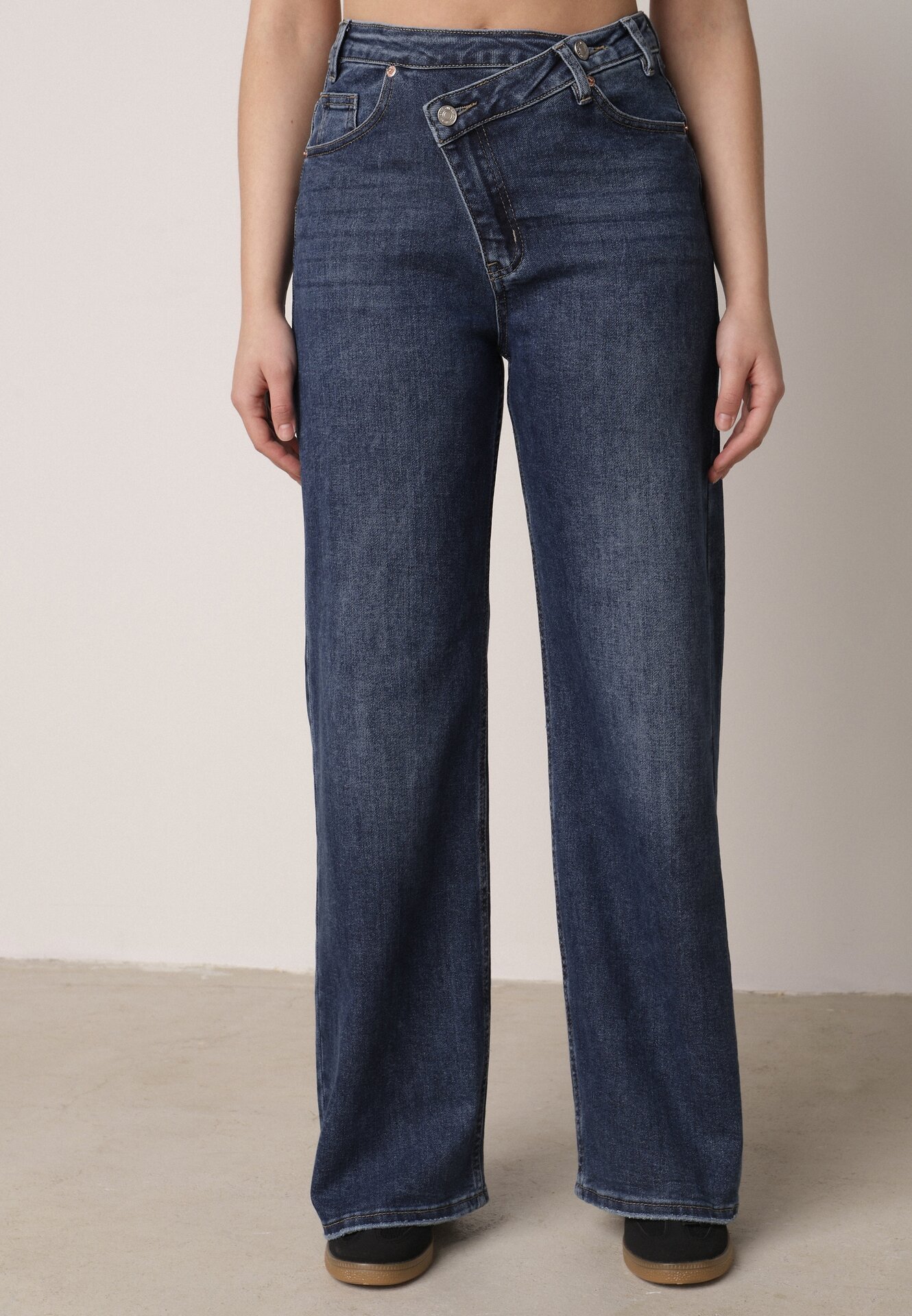 Niebieskie Bawełniane Jeansy o Szerokim Kroju z Asymetrycznym Zapięciem Fezitera