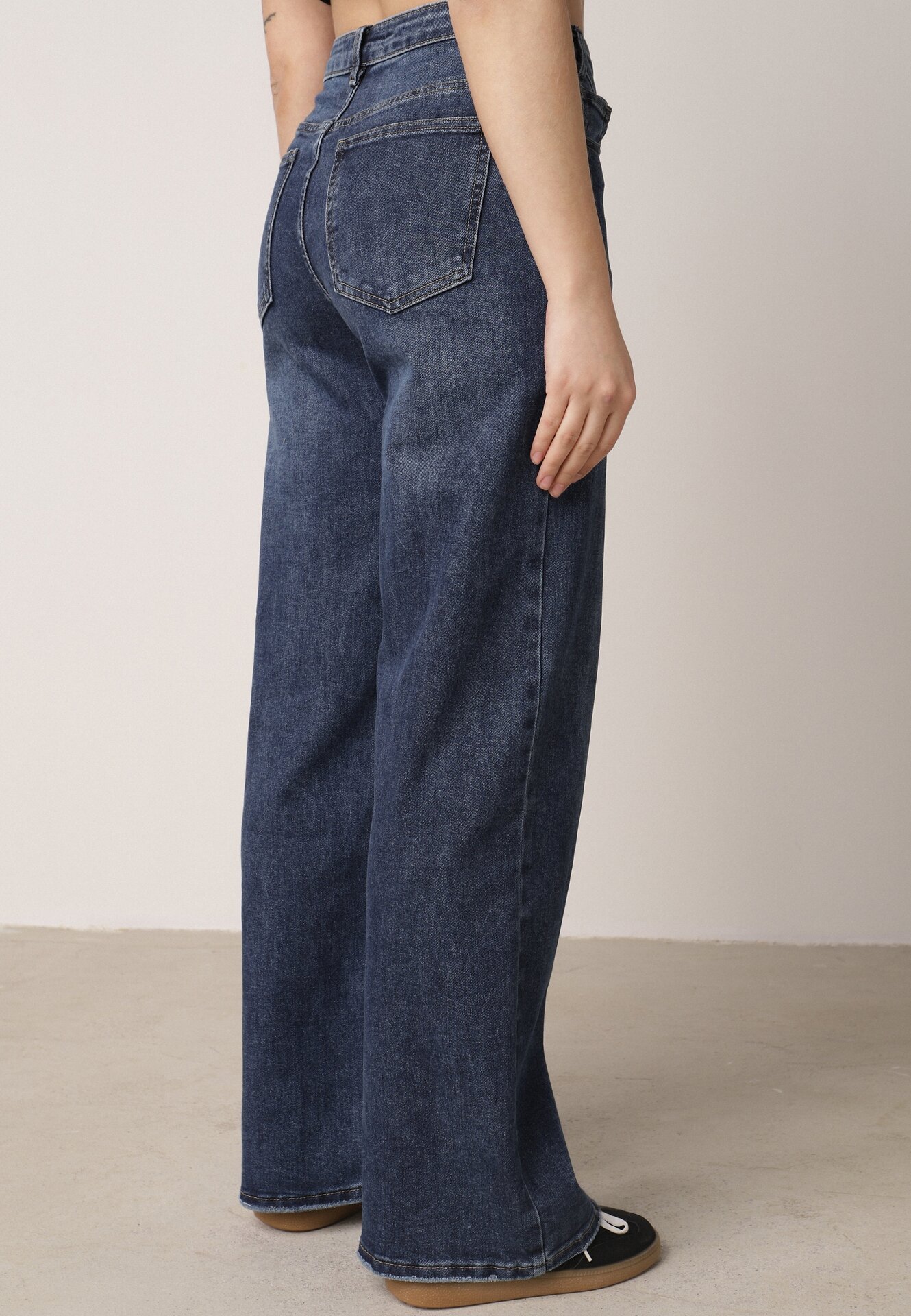 Niebieskie Bawełniane Jeansy o Szerokim Kroju z Asymetrycznym Zapięciem Fezitera