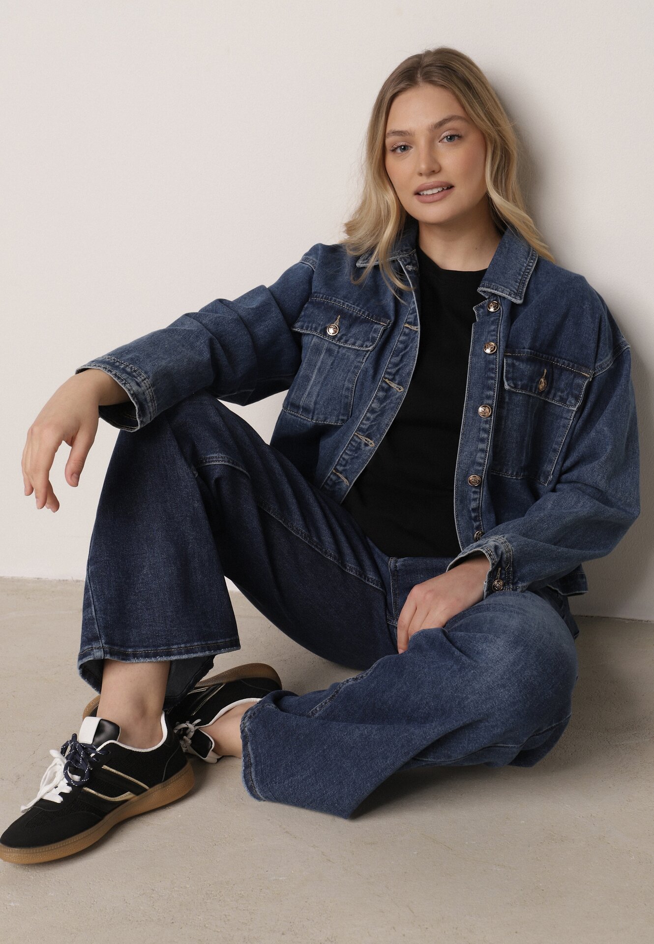 Niebieskie Bawełniane Jeansy o Szerokim Kroju z Asymetrycznym Zapięciem Fezitera