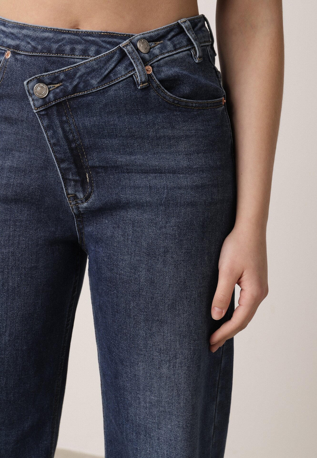 Niebieskie Bawełniane Jeansy o Szerokim Kroju z Asymetrycznym Zapięciem Fezitera