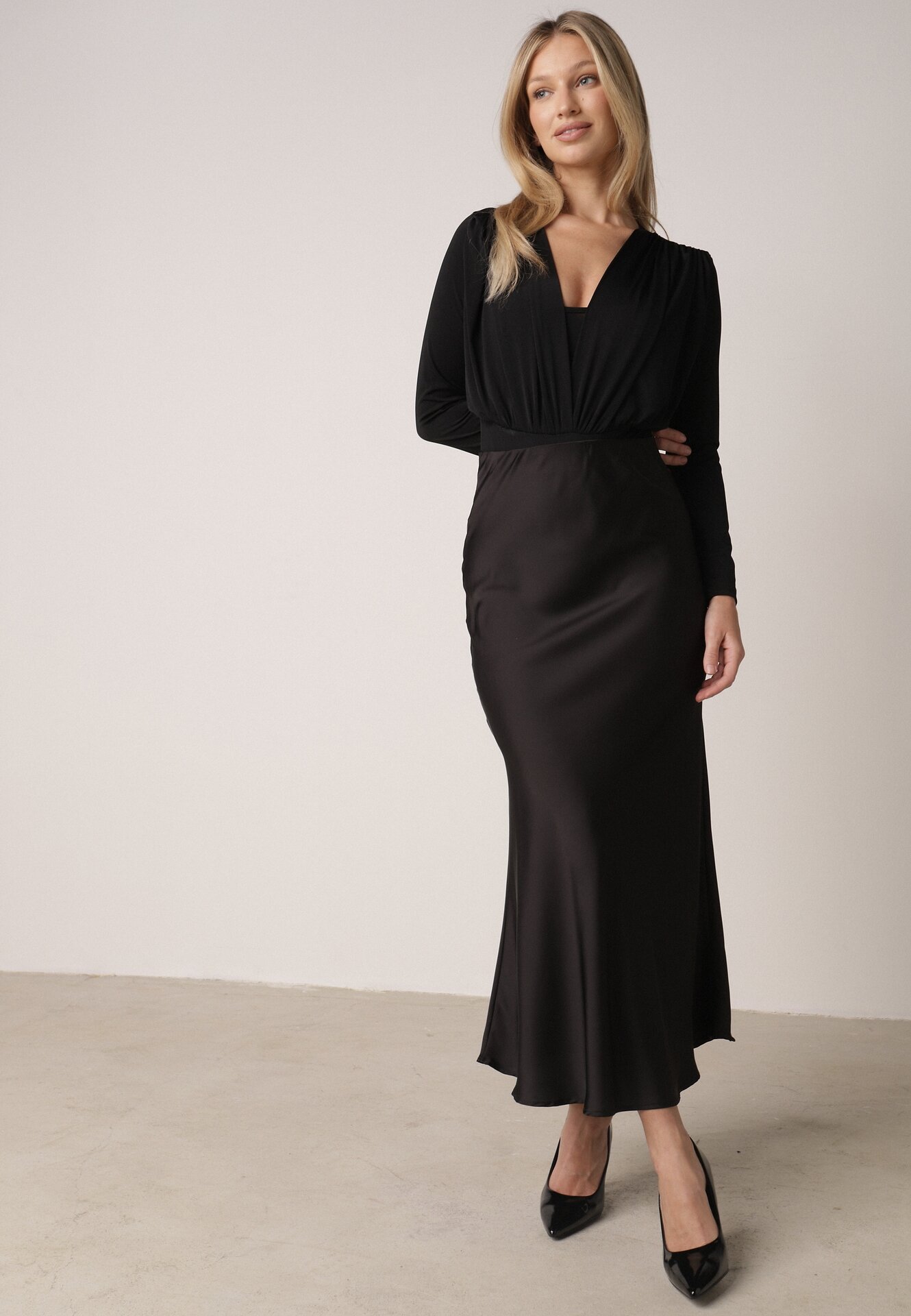 Czarna Satynowa Spódnica z Lekko Rozkloszowanym Dołem  Zinnemira