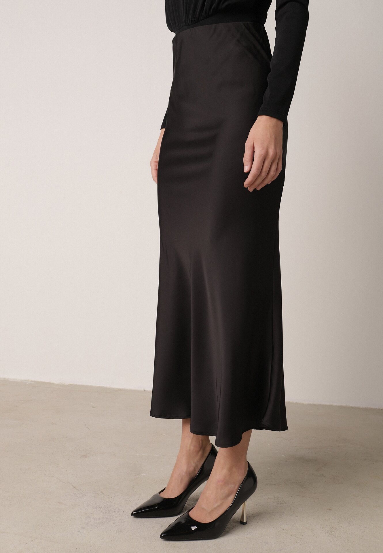 Czarna Satynowa Spódnica z Lekko Rozkloszowanym Dołem  Zinnemira