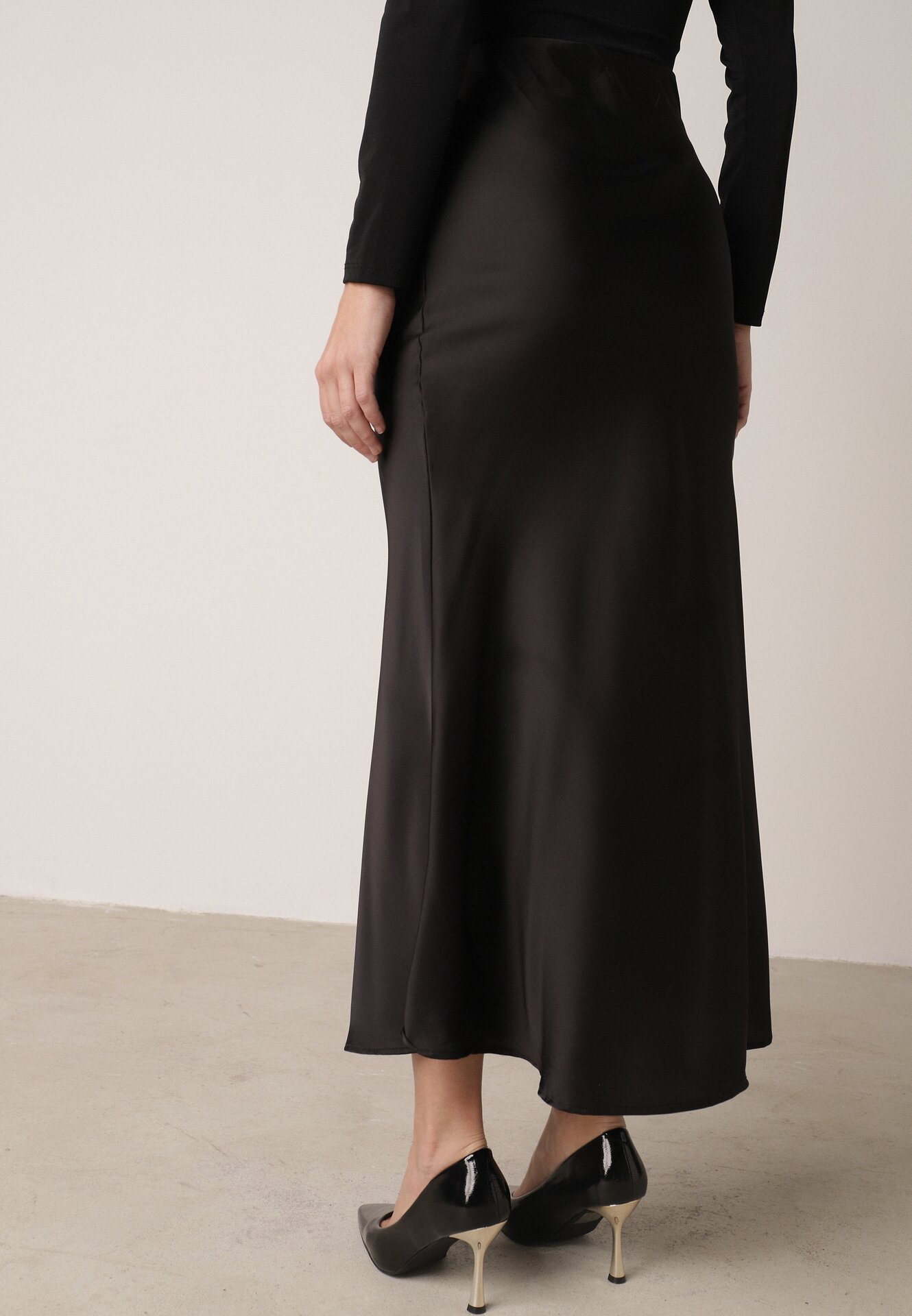 Czarna Satynowa Spódnica z Lekko Rozkloszowanym Dołem  Zinnemira