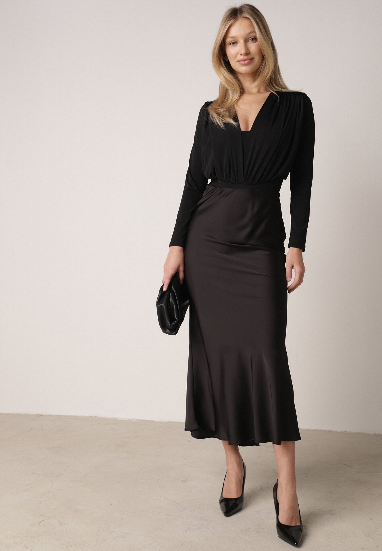 Czarna Satynowa Spódnica z Lekko Rozkloszowanym Dołem  Zinnemira