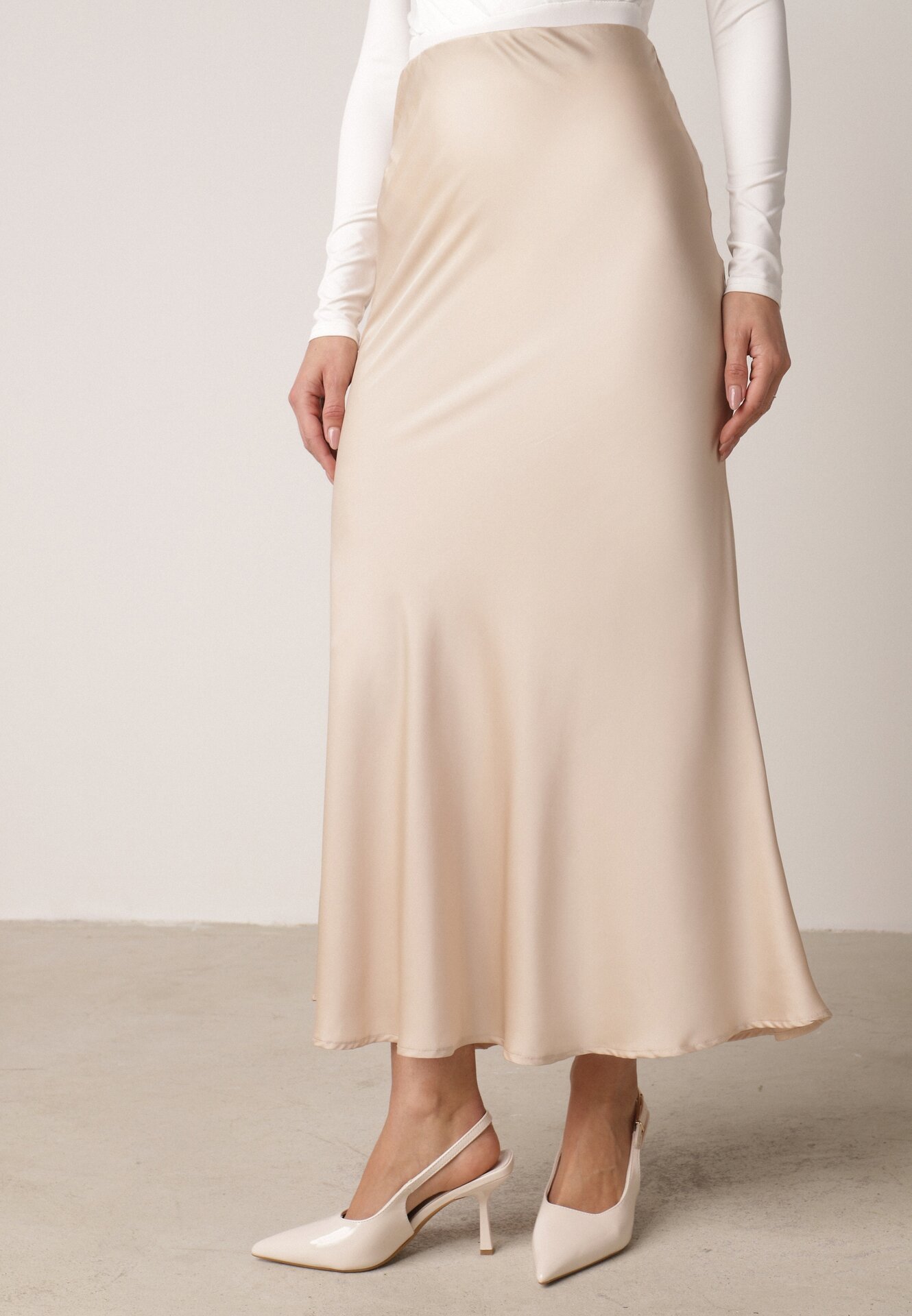 Beżowa Satynowa Spódnica z Lekko Rozkloszowanym Dołem  Zinnemira