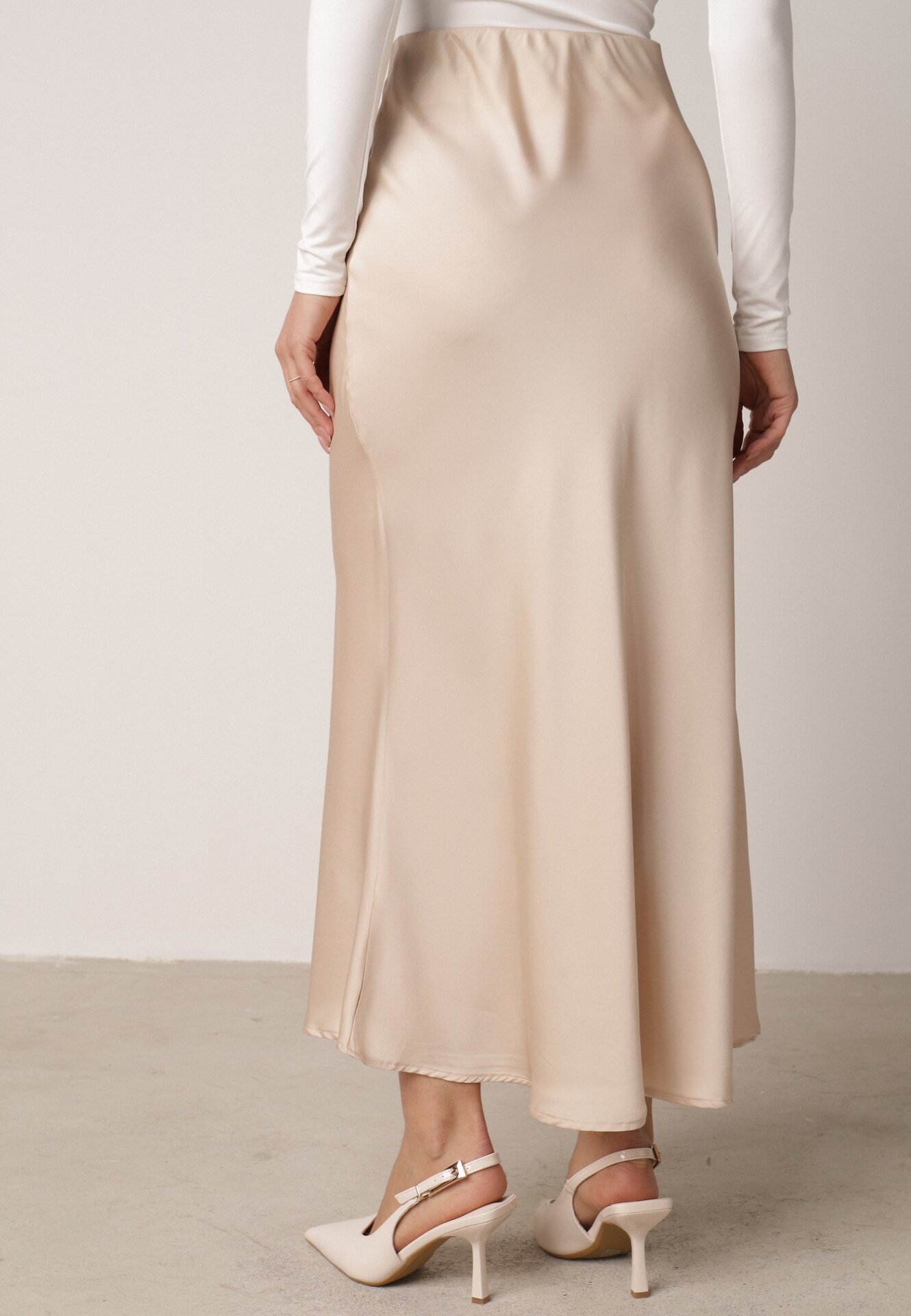 Beżowa Satynowa Spódnica z Lekko Rozkloszowanym Dołem  Zinnemira