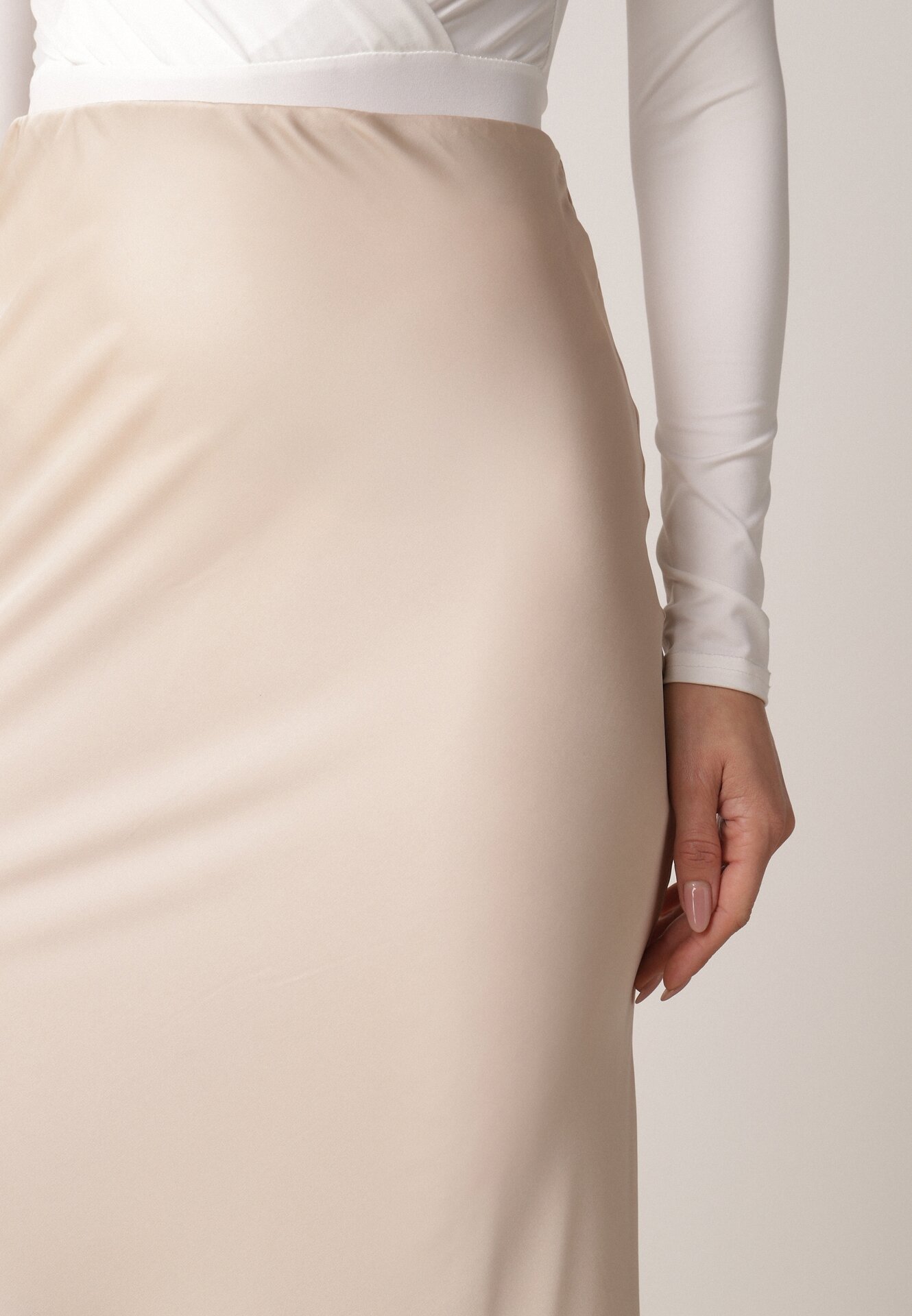 Beżowa Satynowa Spódnica z Lekko Rozkloszowanym Dołem  Zinnemira