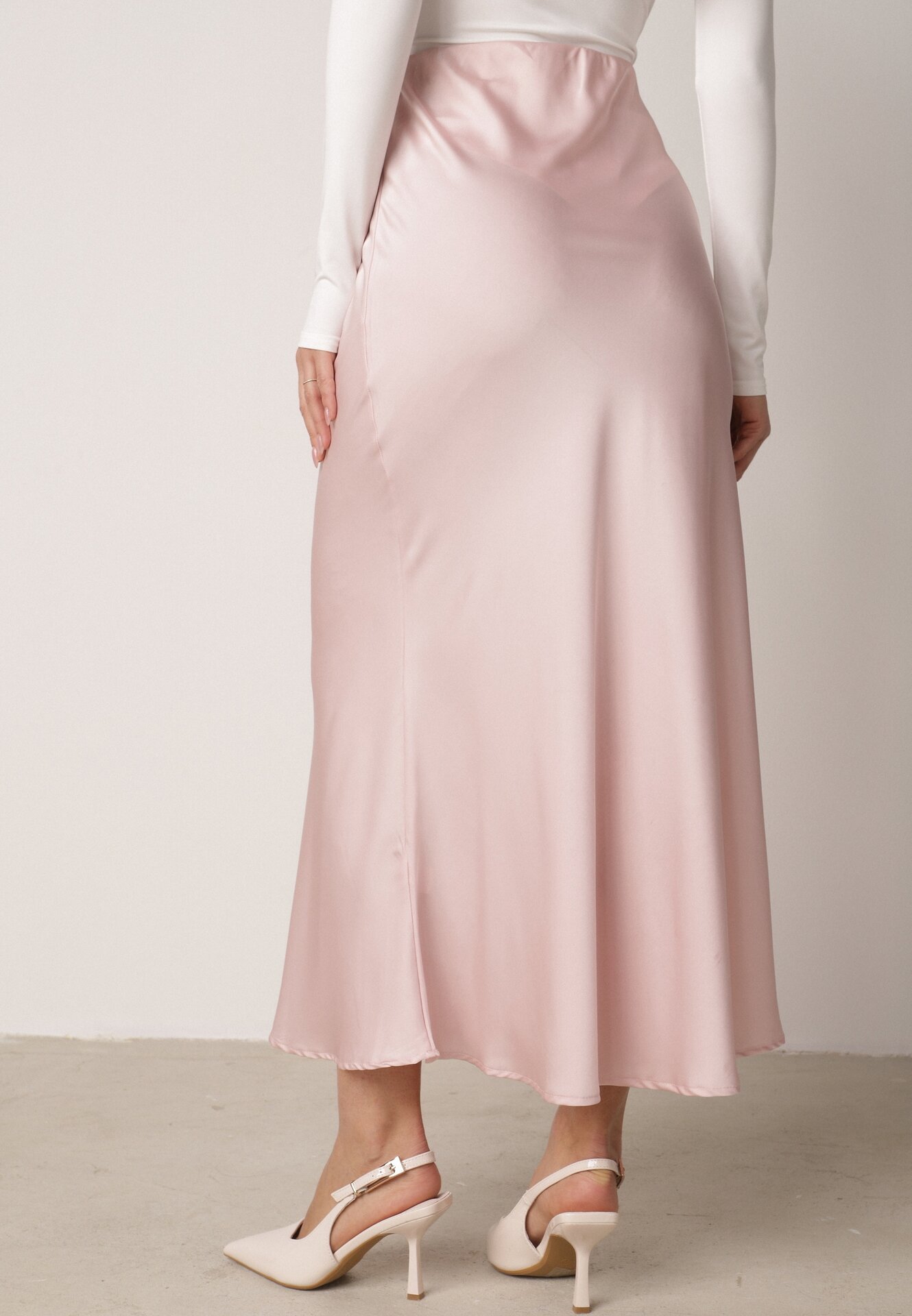 Różowa Satynowa Spódnica z Lekko Rozkloszowanym Dołem  Zinnemira