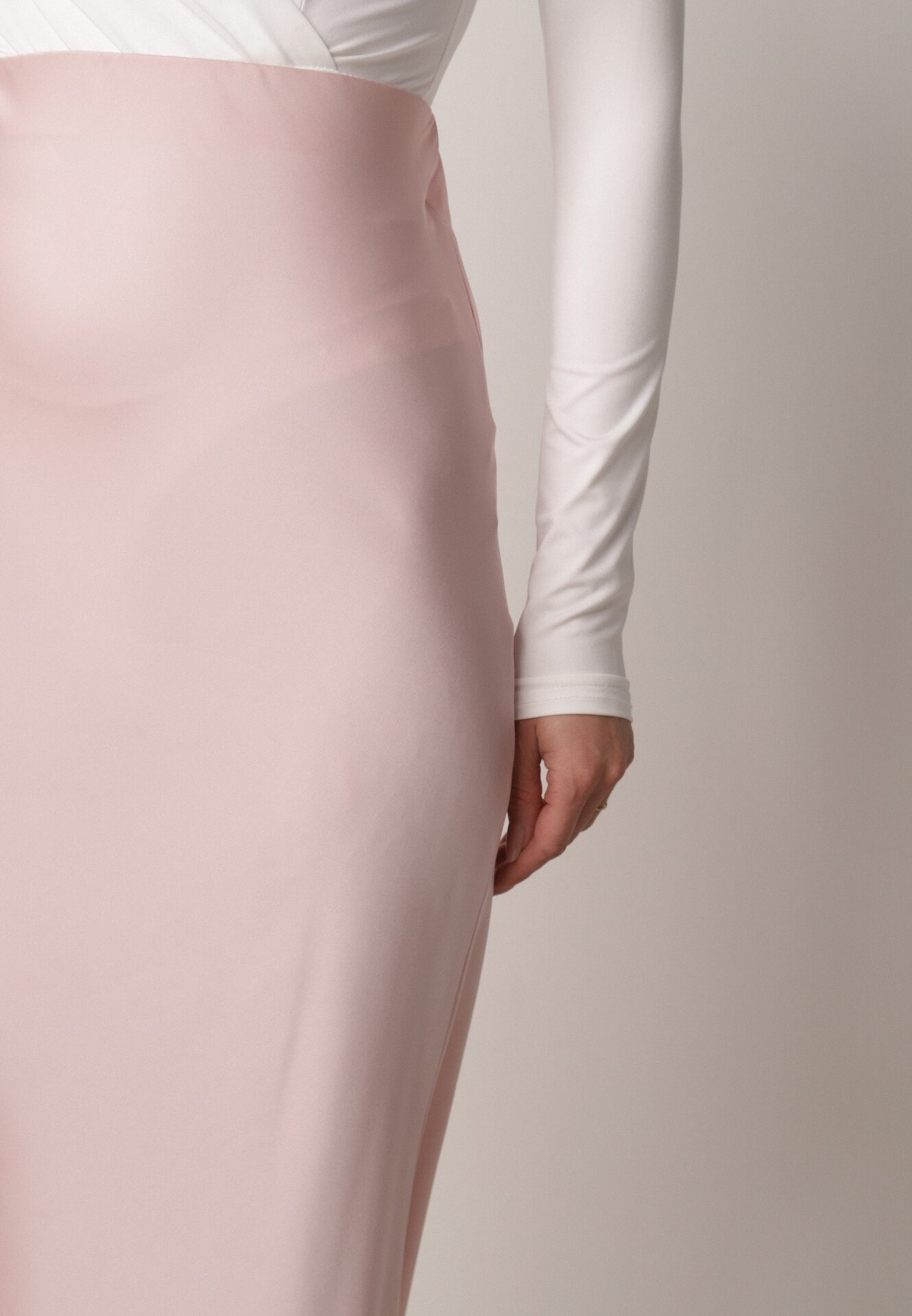 Różowa Satynowa Spódnica z Lekko Rozkloszowanym Dołem  Zinnemira