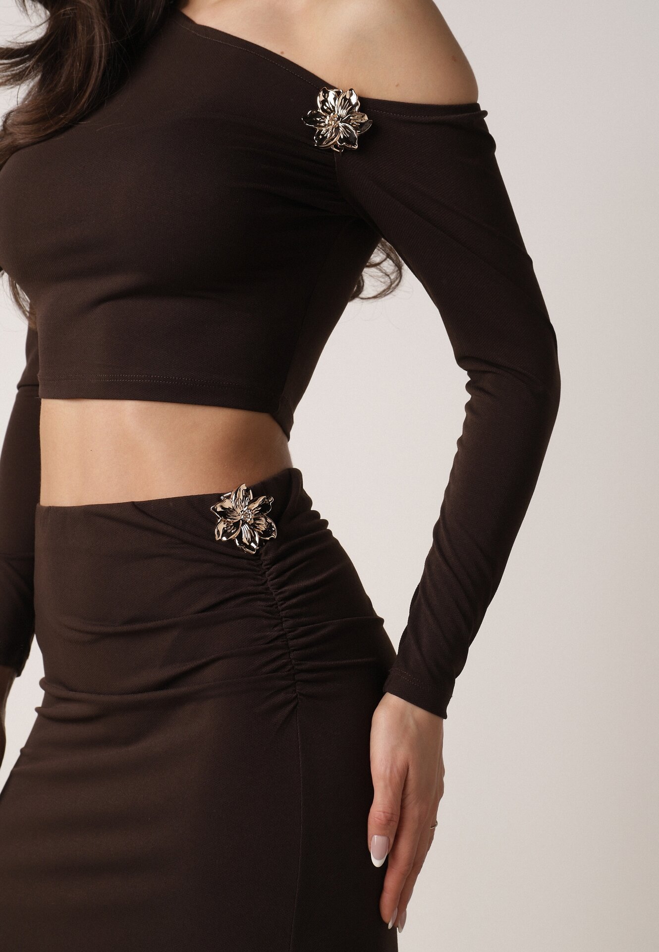 Brązowy Marszczony Komplet z Kwiatowymi Aplikacjami Bluzka i Spódnica Bervisse